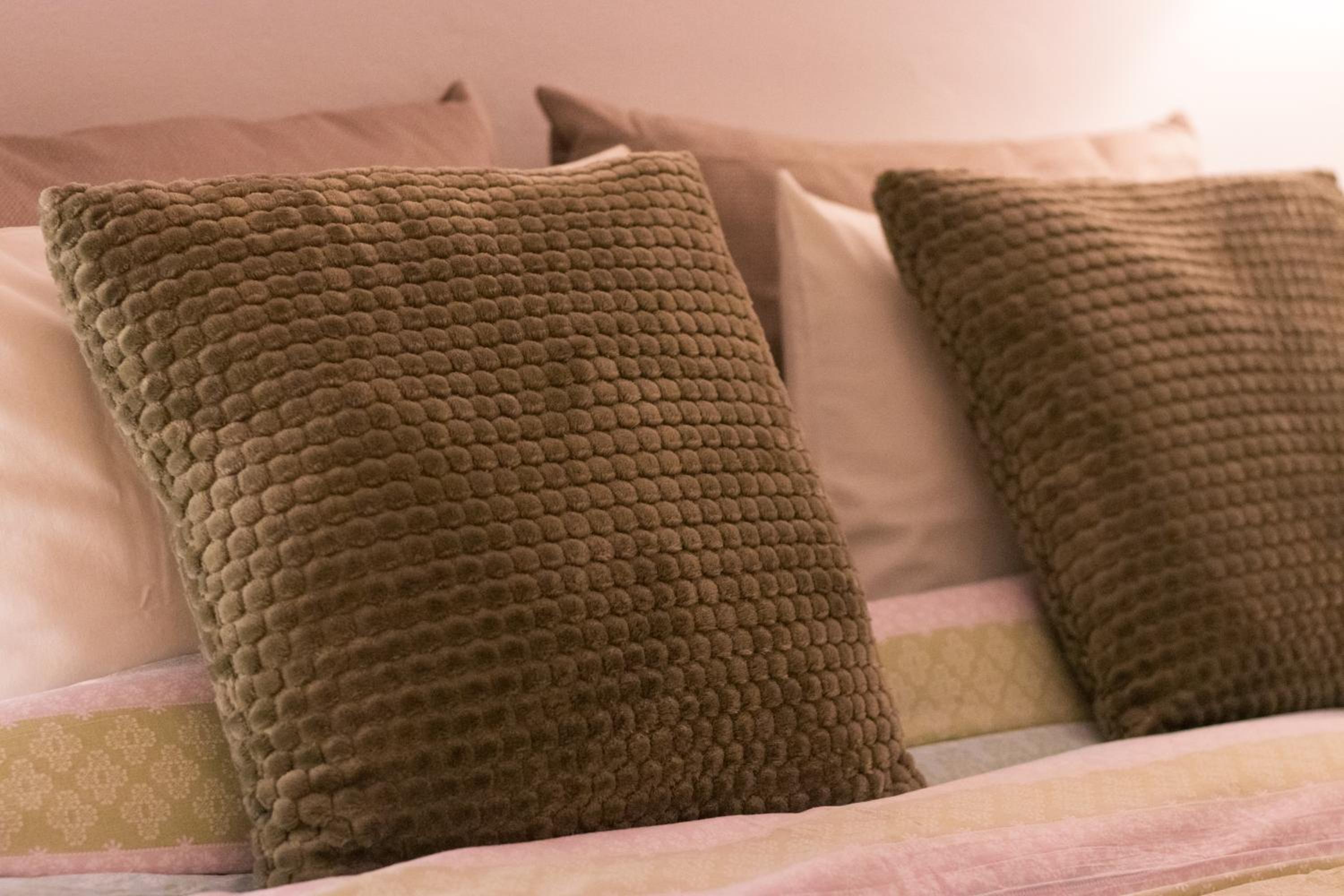 Peaceful Stay - Near Kaari Mall, 5 Min To Train