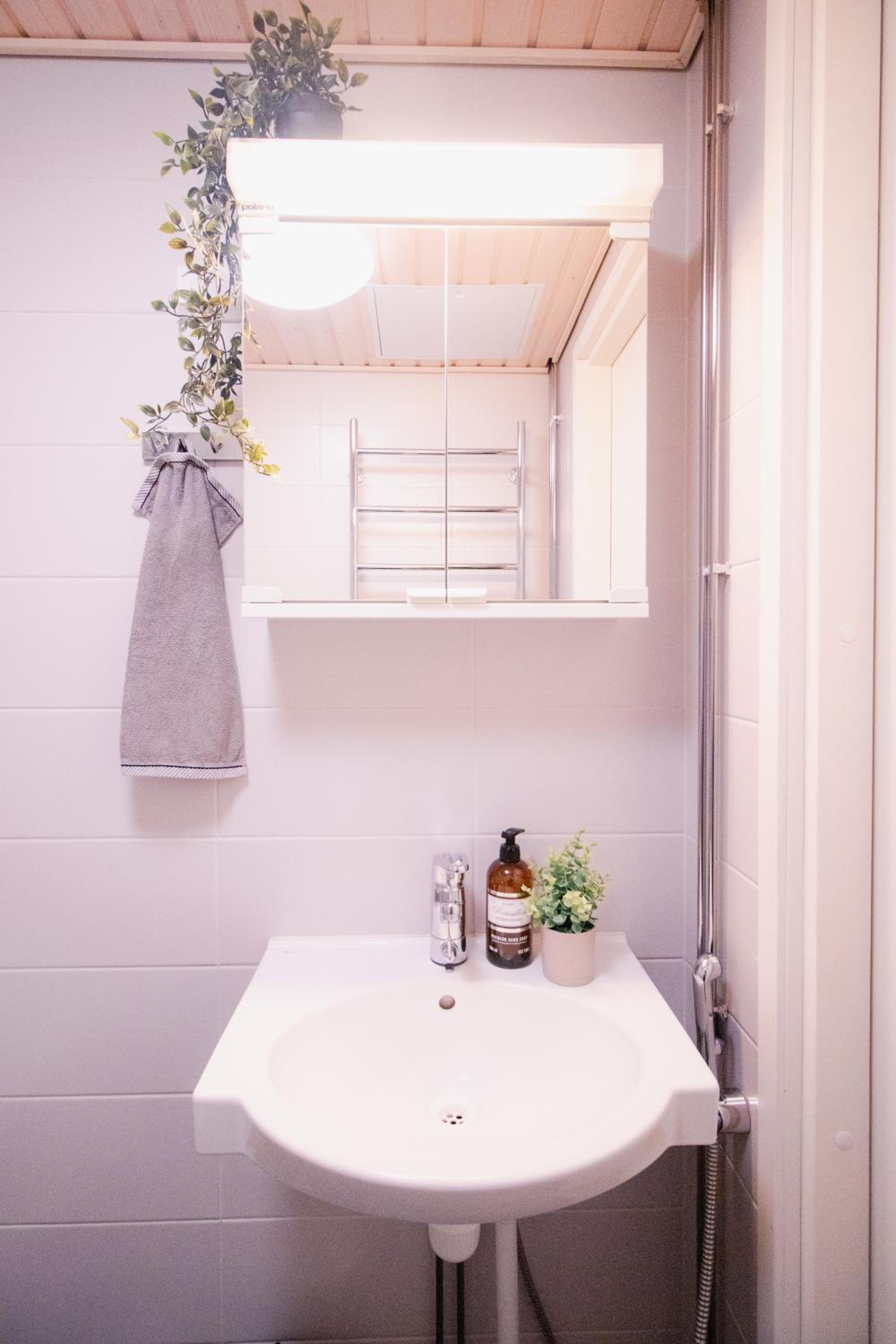 Peaceful Stay - Near Kaari Mall, 5 Min To Train