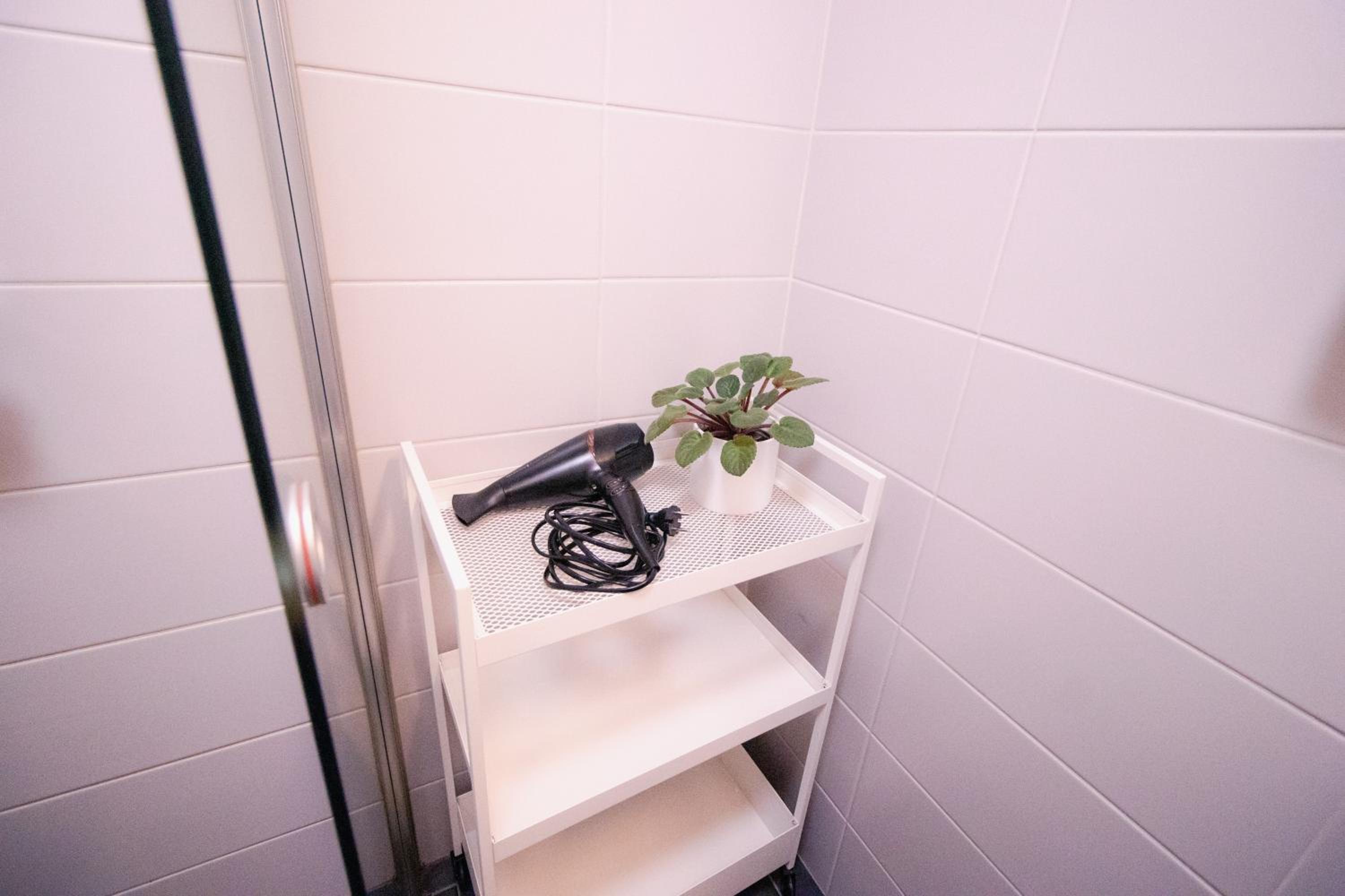 Peaceful Stay - Near Kaari Mall, 5 Min To Train