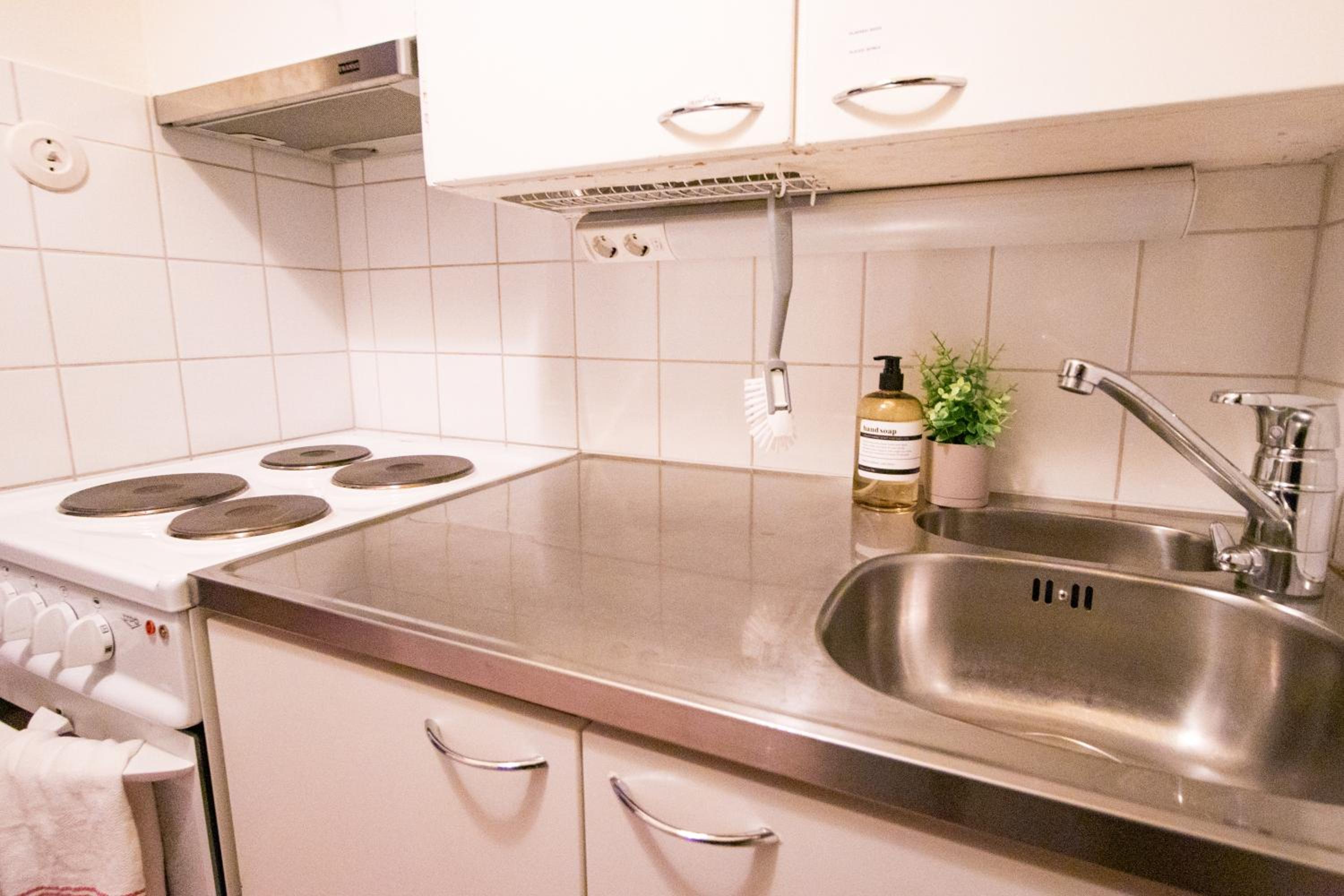 Peaceful Stay - Near Kaari Mall, 5 Min To Train