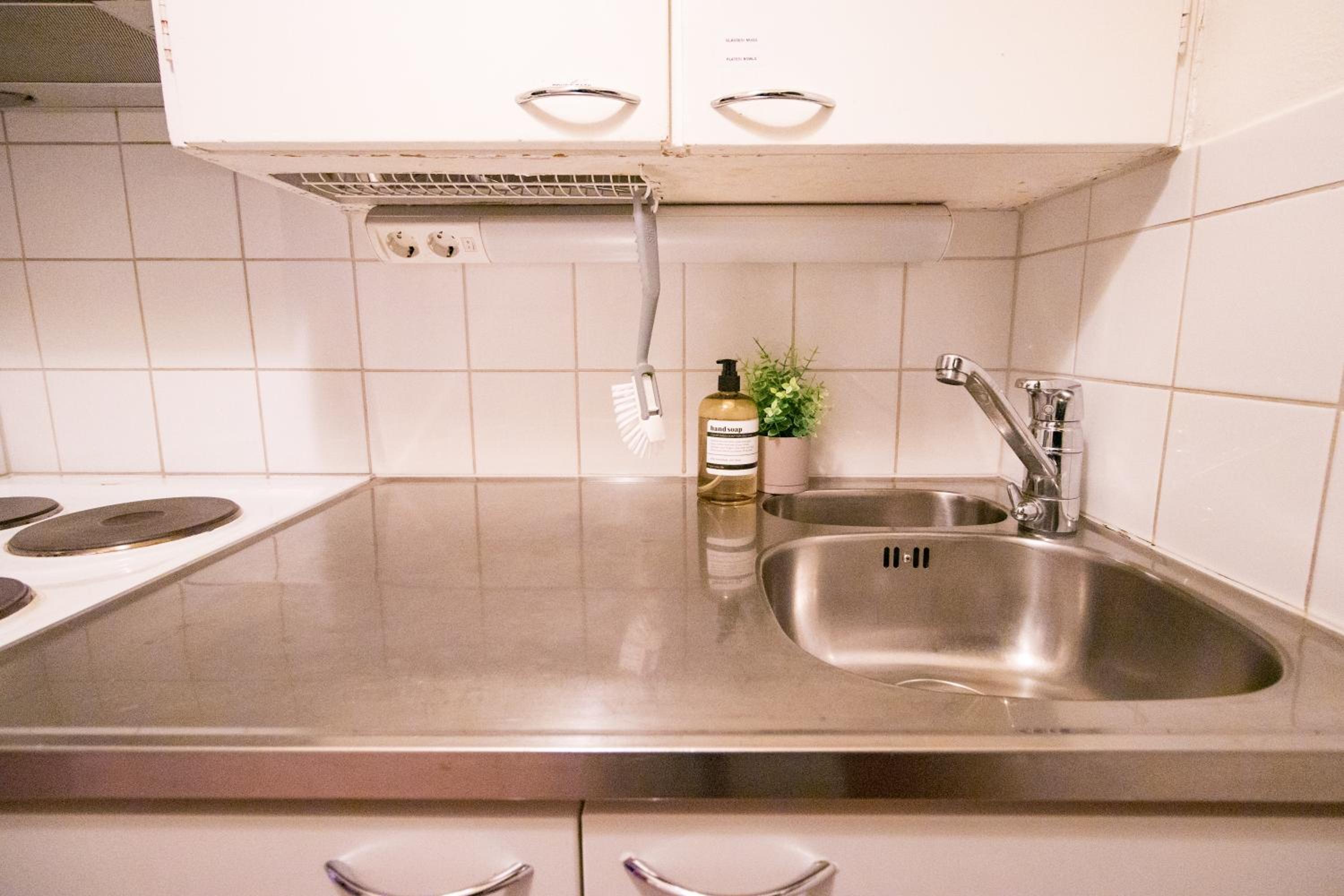 Peaceful Stay - Near Kaari Mall, 5 Min To Train