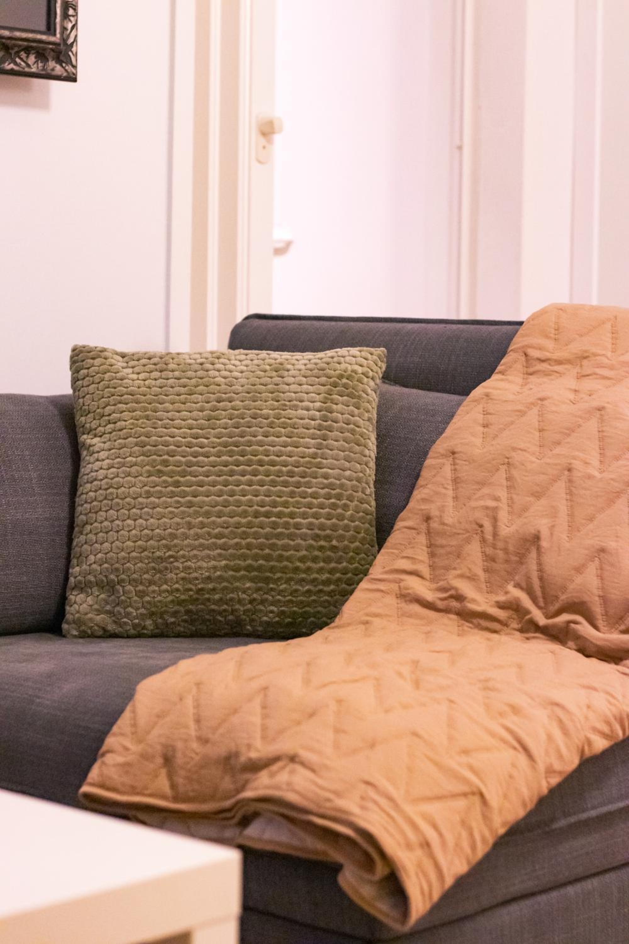 Peaceful Stay - Near Kaari Mall, 5 Min To Train