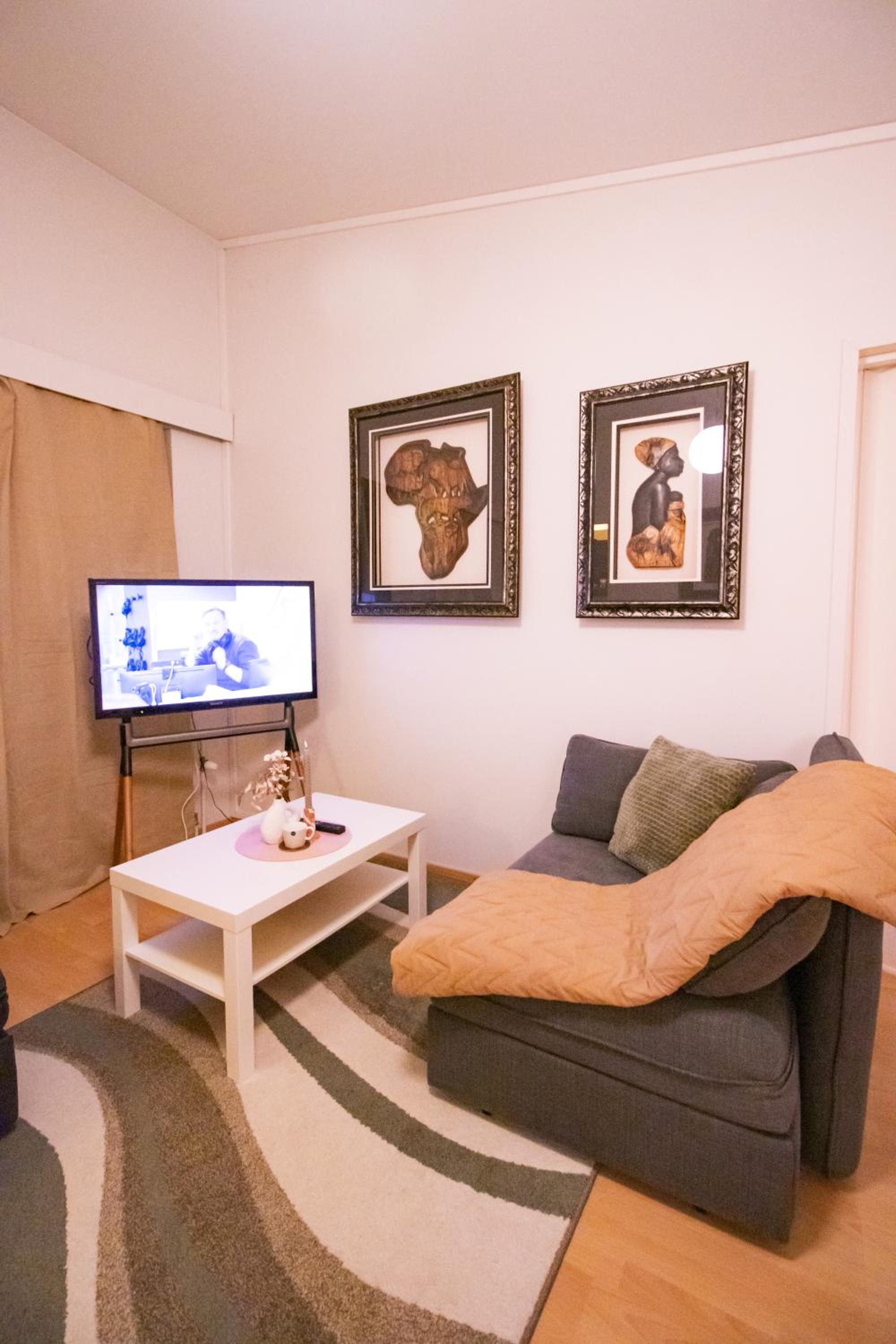 Peaceful Stay - Near Kaari Mall, 5 Min To Train