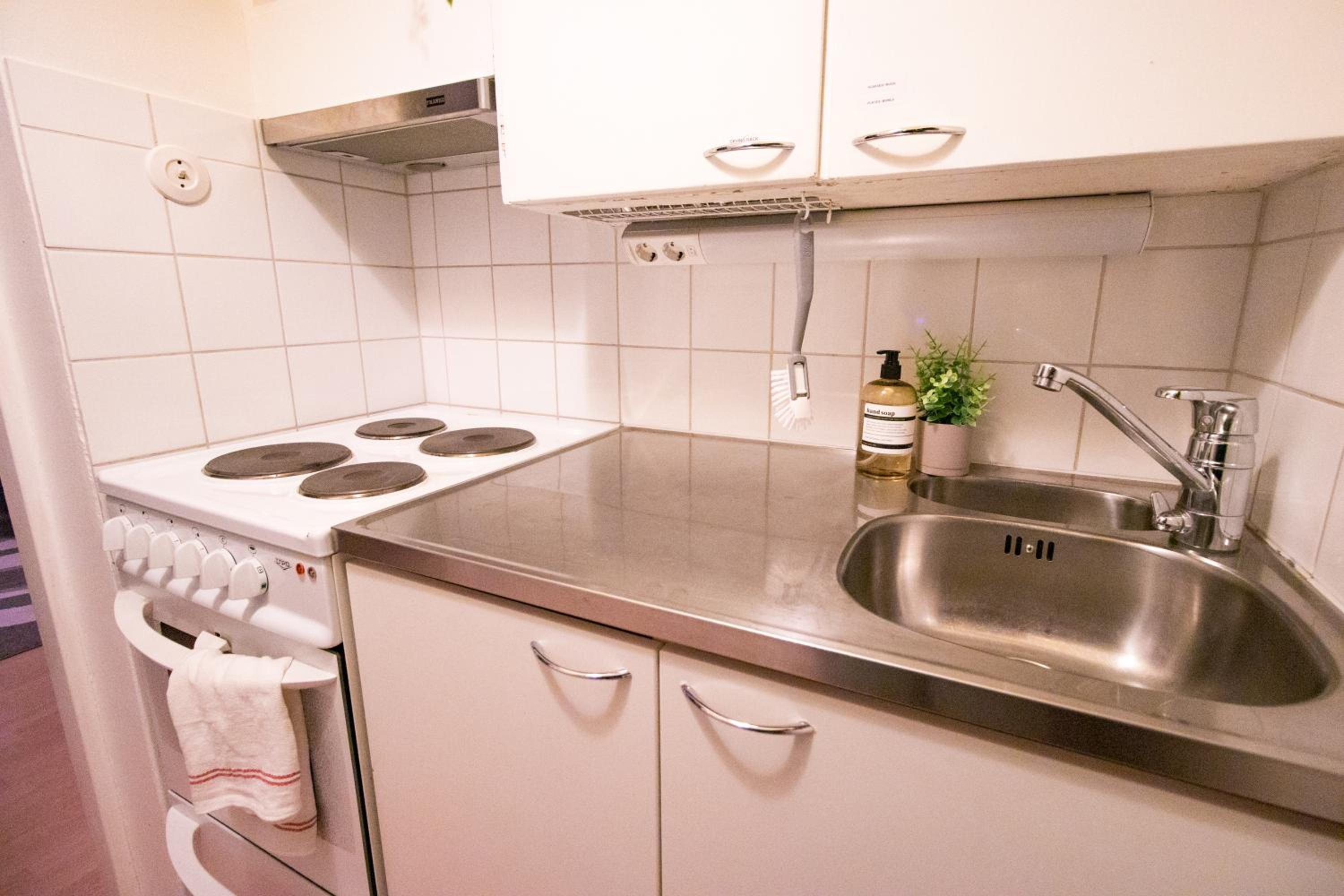 Peaceful Stay - Near Kaari Mall, 5 Min To Train
