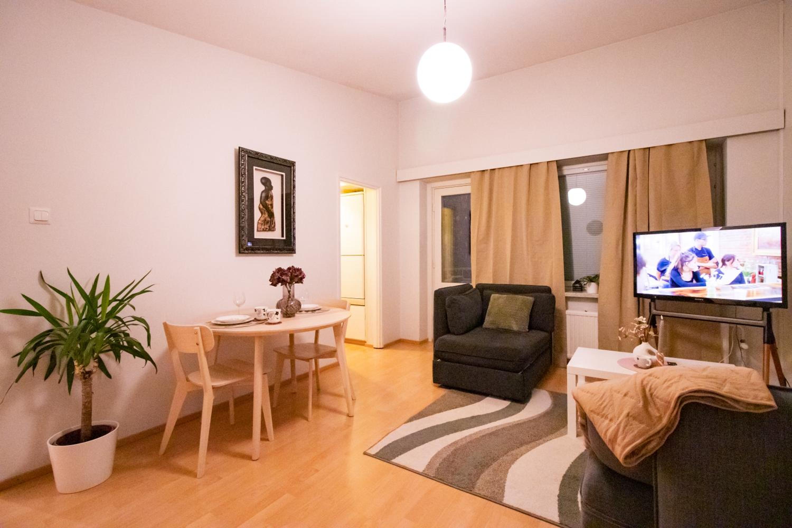 Peaceful Stay - Near Kaari Mall, 5 Min To Train