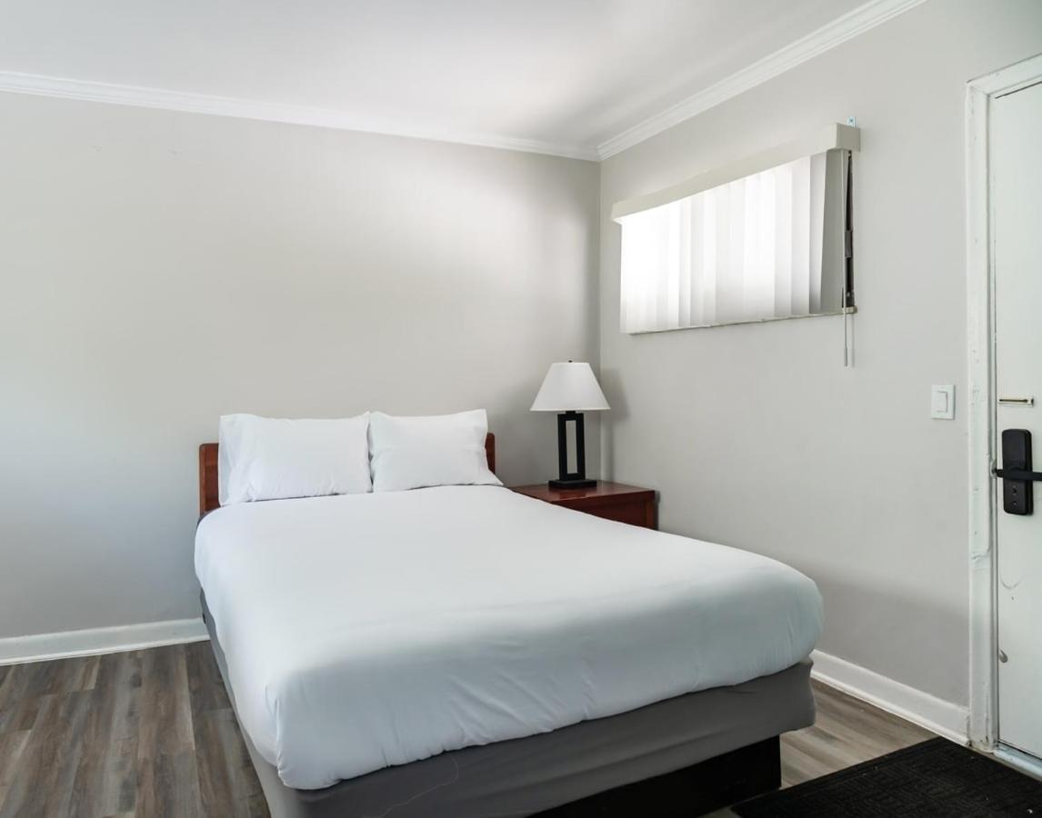 Comfortable Brownstown Stay – Queen Bed Private Bath
