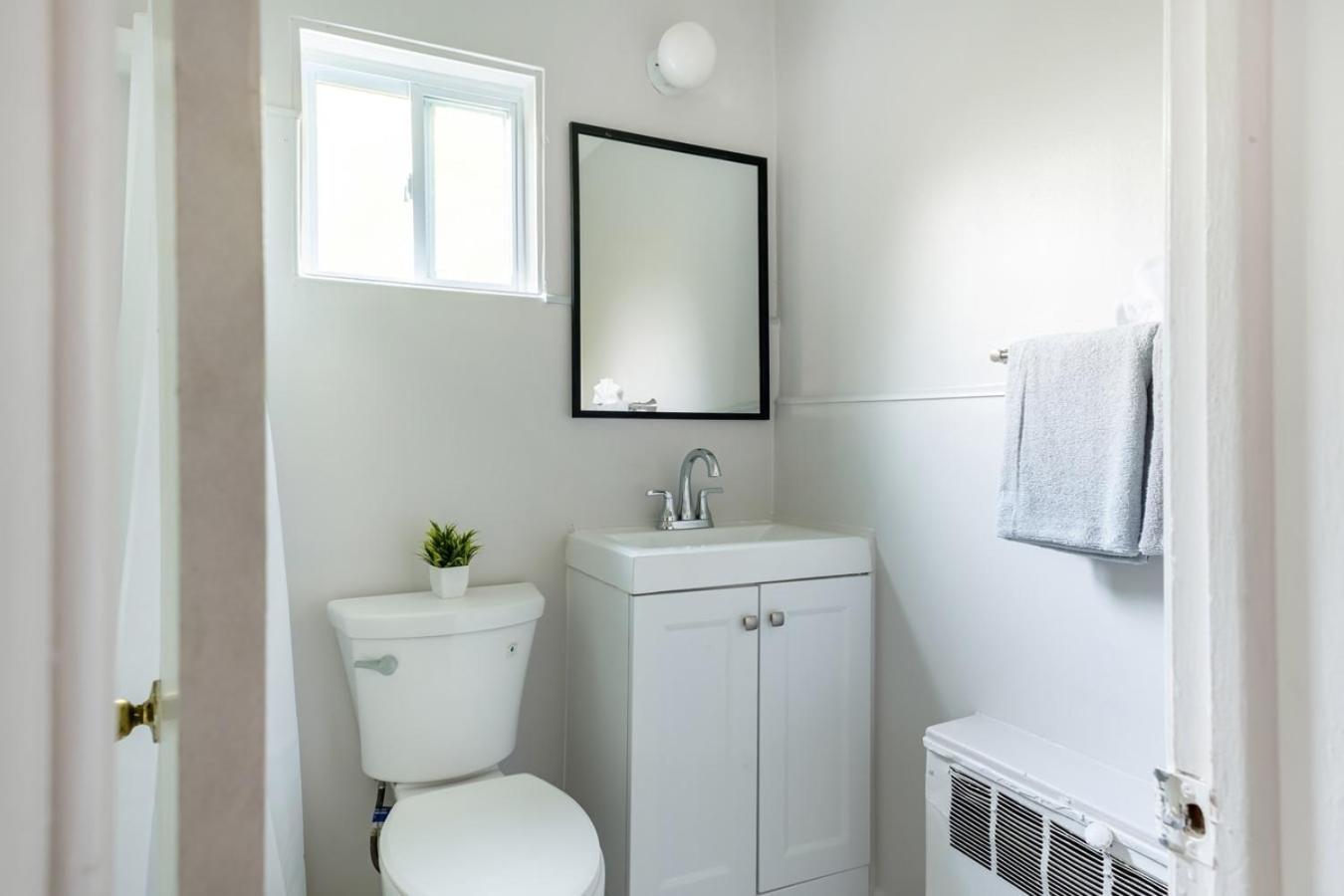 Comfortable Brownstown Stay – Queen Bed Private Bath