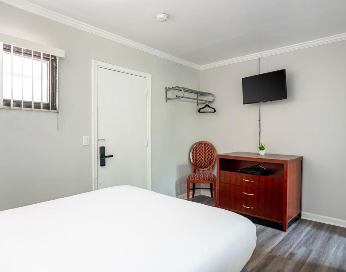 Comfortable Brownstown Stay – Queen Bed Private Bath