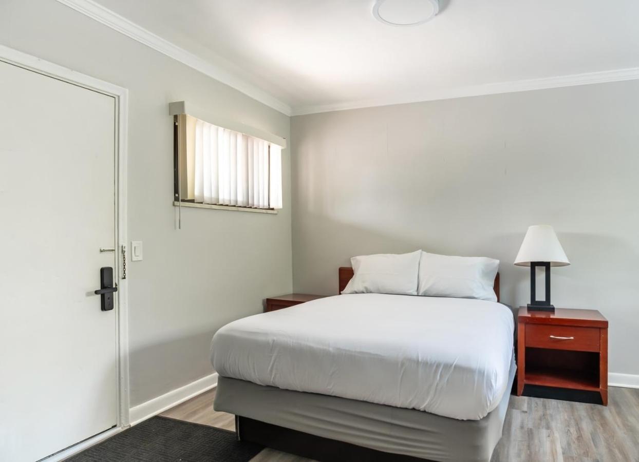 Comfortable Brownstown Stay – Queen Bed Private Bath