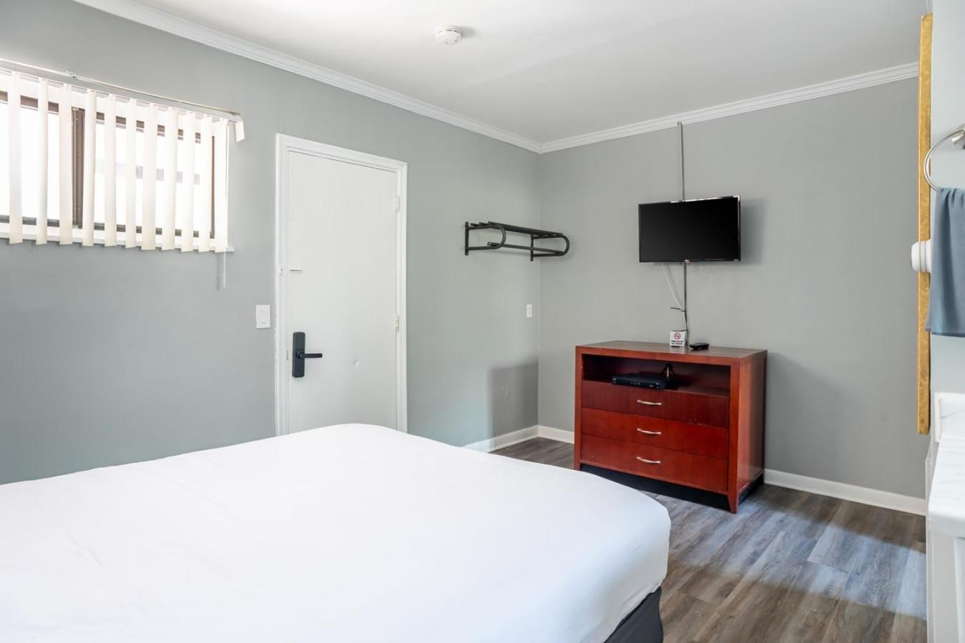 Comfortable Stay in Brownstown w Great Amenities