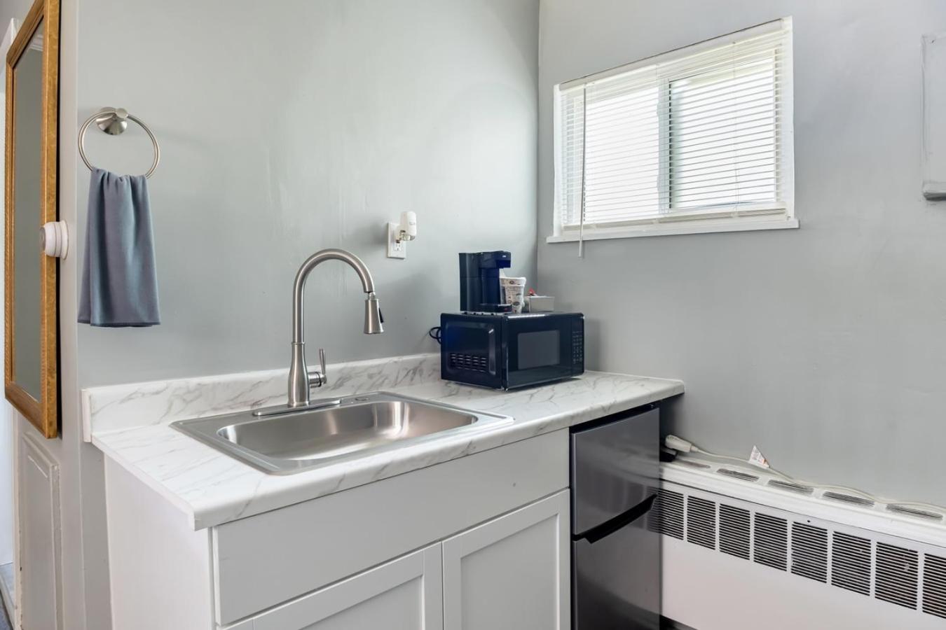 Comfortable Stay in Brownstown w Great Amenities