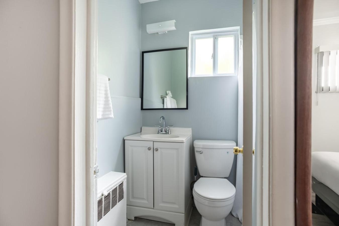 Private Room w Bath Kitchen Access in Brownstown