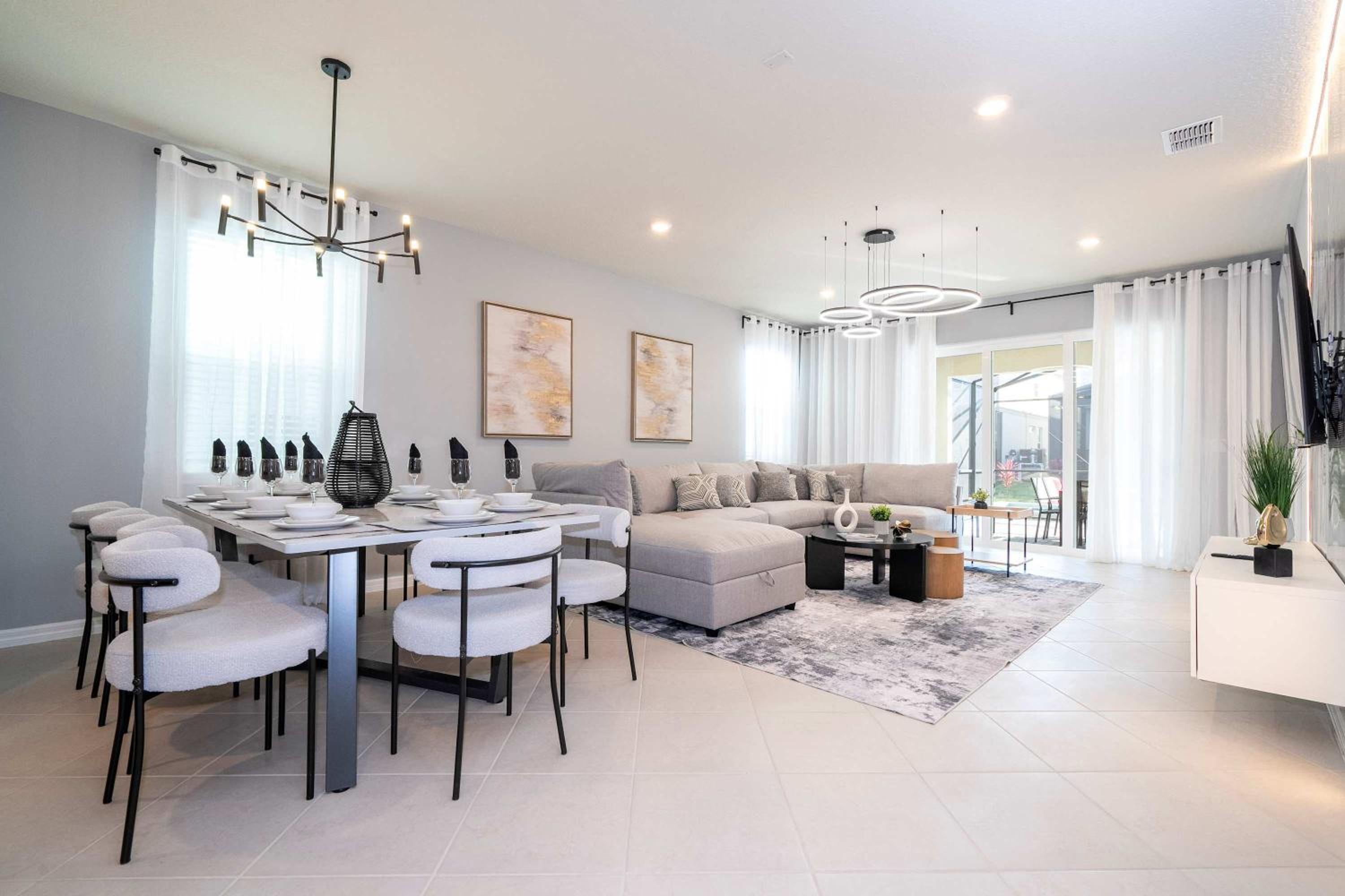Luxury 7Bd Close to Disney with Pool and Spa at Windsor Cay 16218