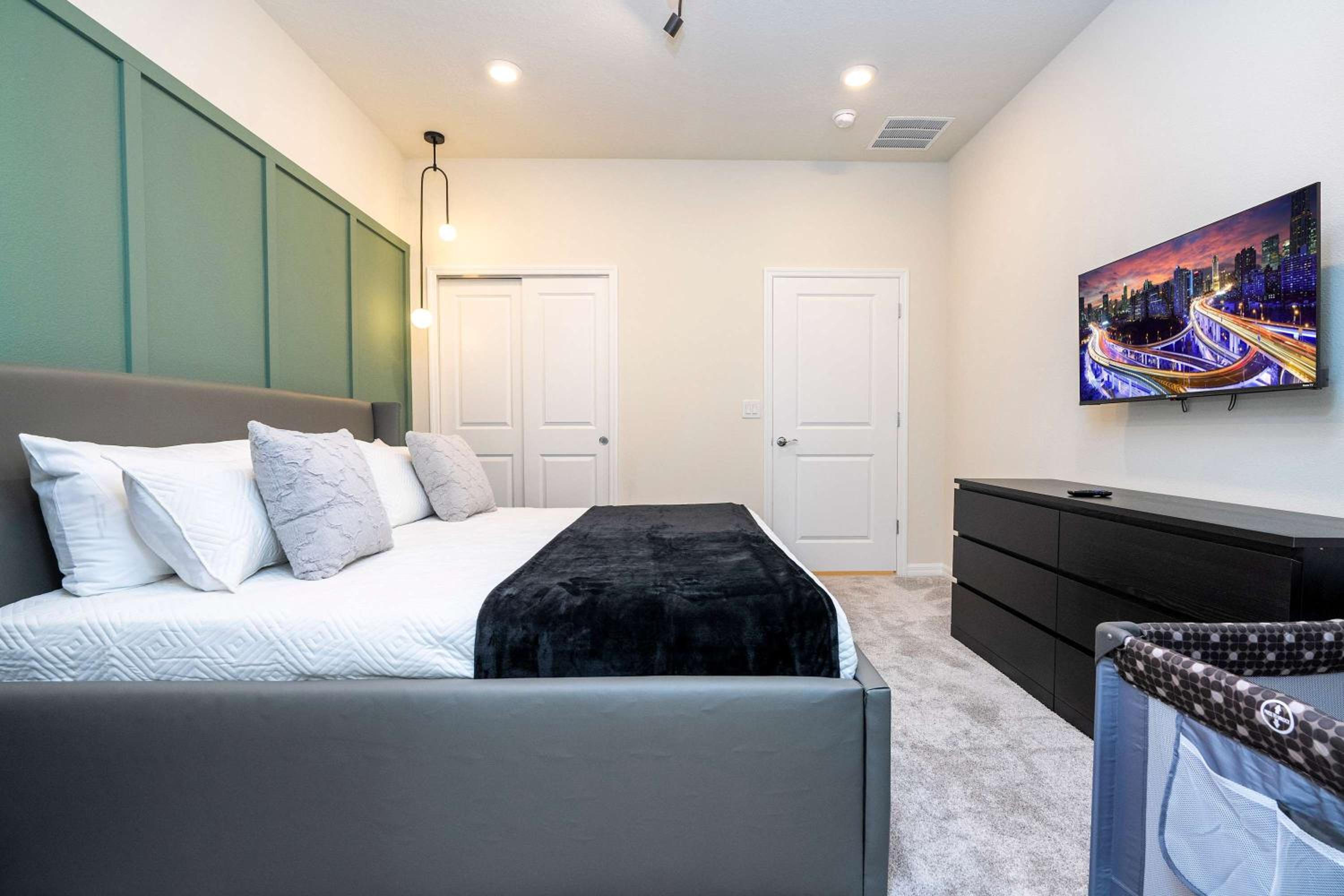 Luxury 7Bd Close to Disney with Pool and Spa at Windsor Cay 16218