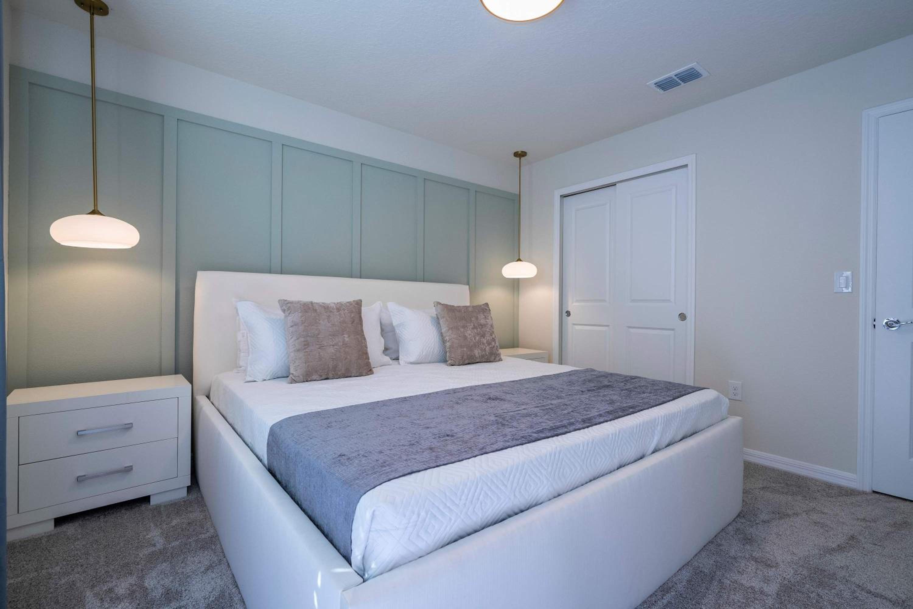 Luxury 7Bd Close to Disney with Pool and Spa at Windsor Cay 16218