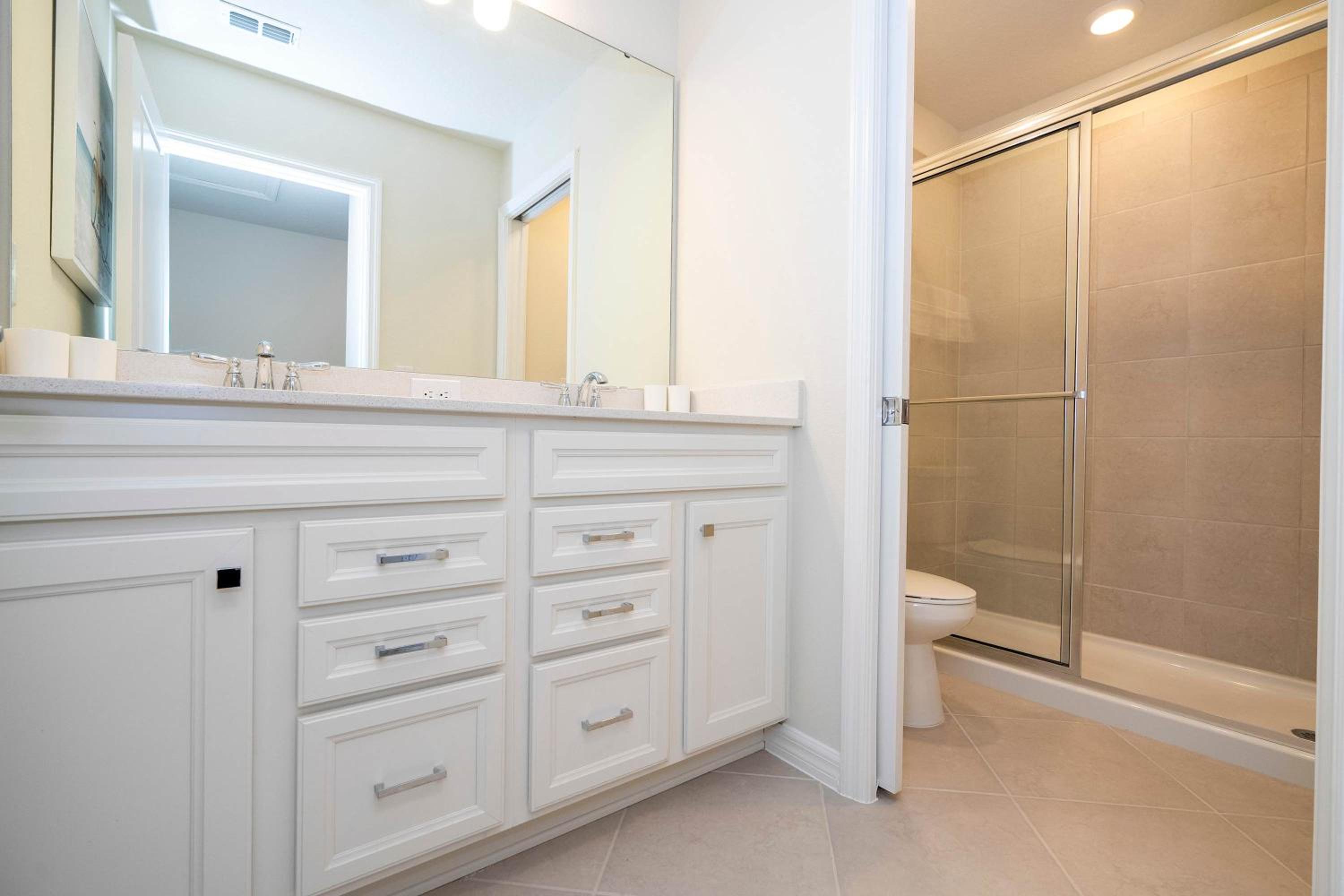 Luxury 7Bd Close to Disney with Pool and Spa at Windsor Cay 16218