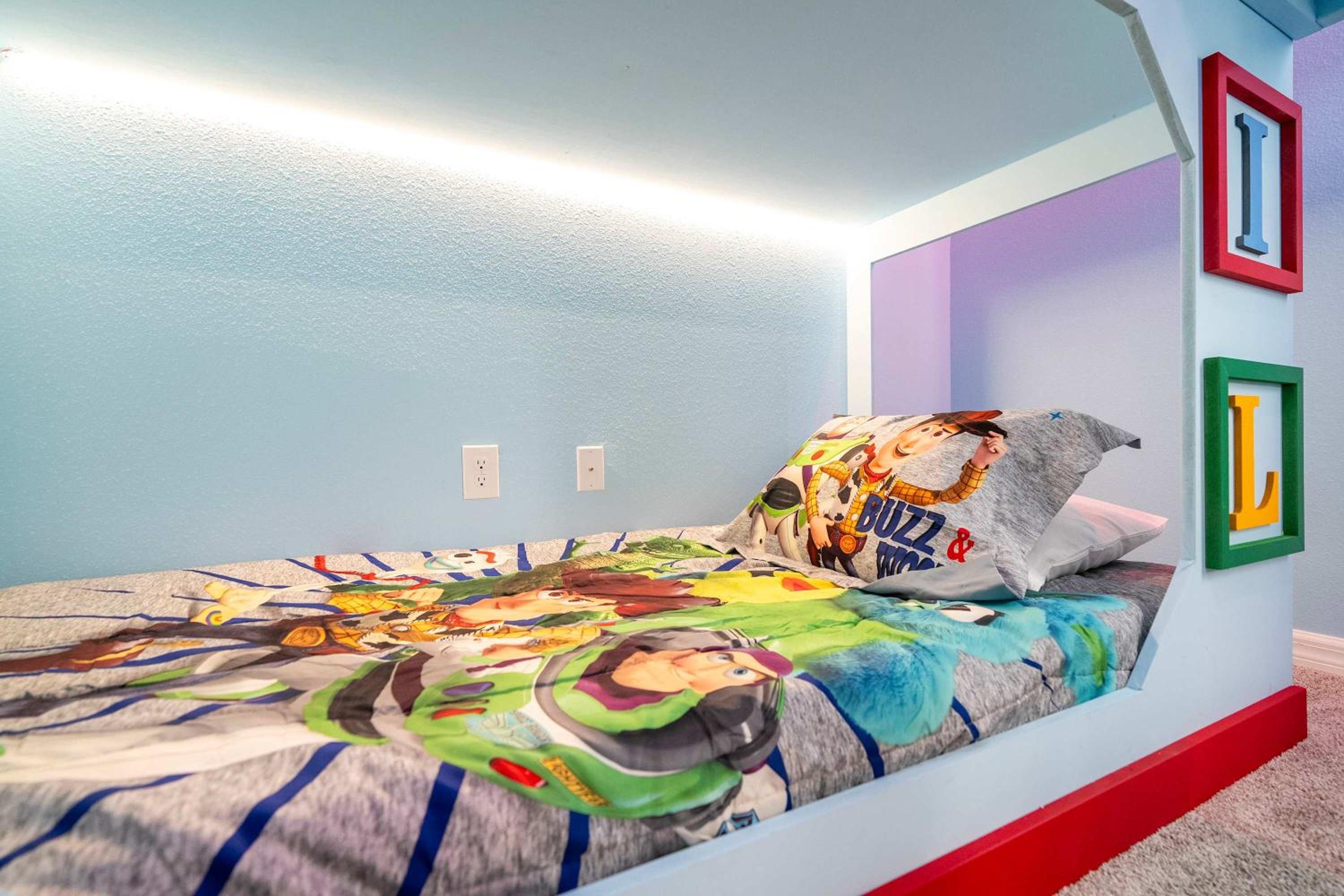 Luxury 7Bd Close to Disney with Pool and Spa at Windsor Cay 16218