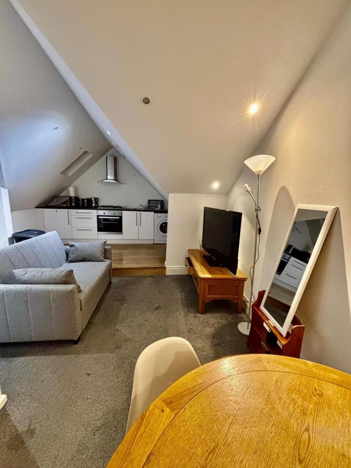 Sleep 12 in Brixton - 15 mins from Station BT4