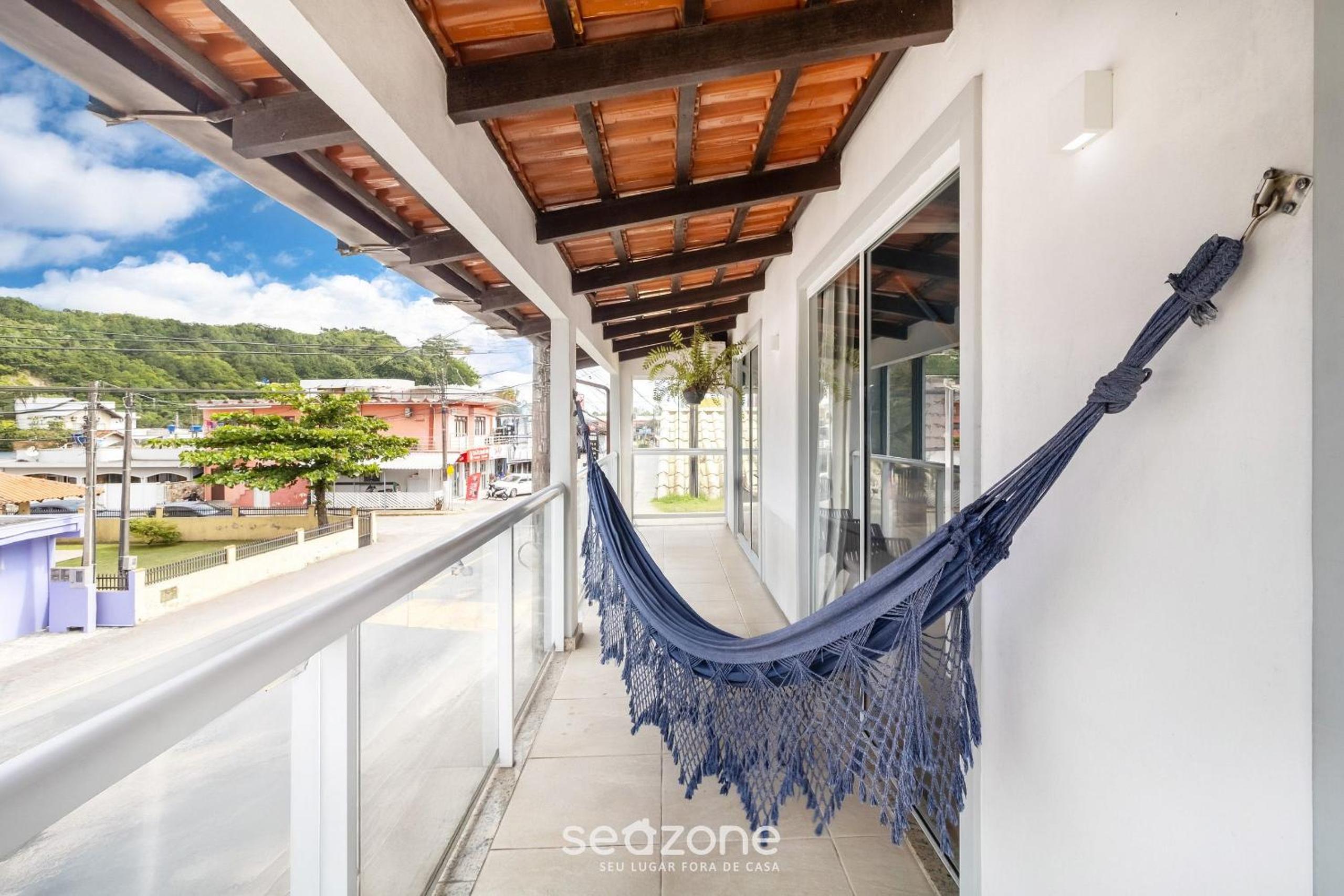 Apt w/ balcony, 3 bedrooms close to beach RSU3842