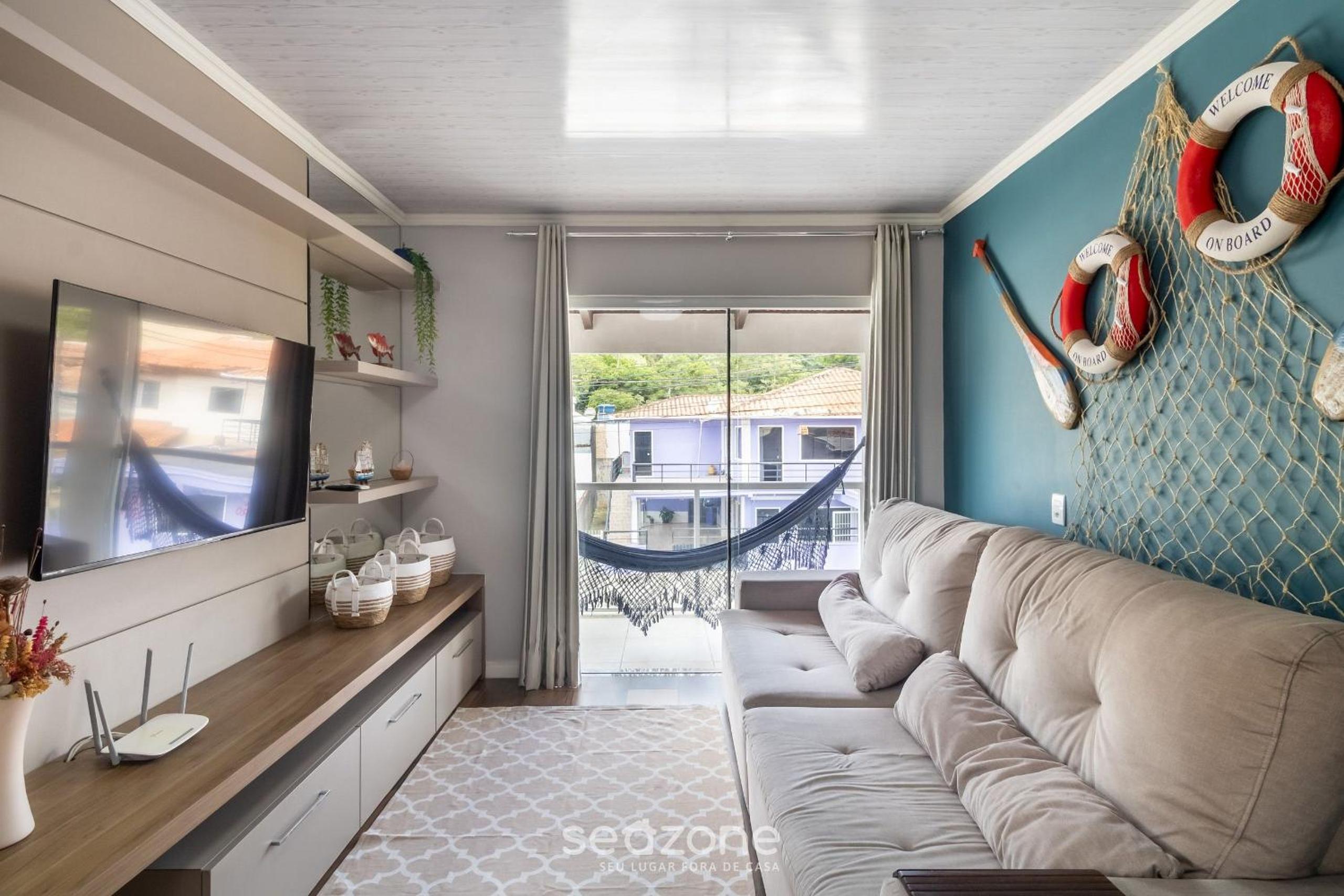Apt w/ balcony, 3 bedrooms close to beach RSU3842