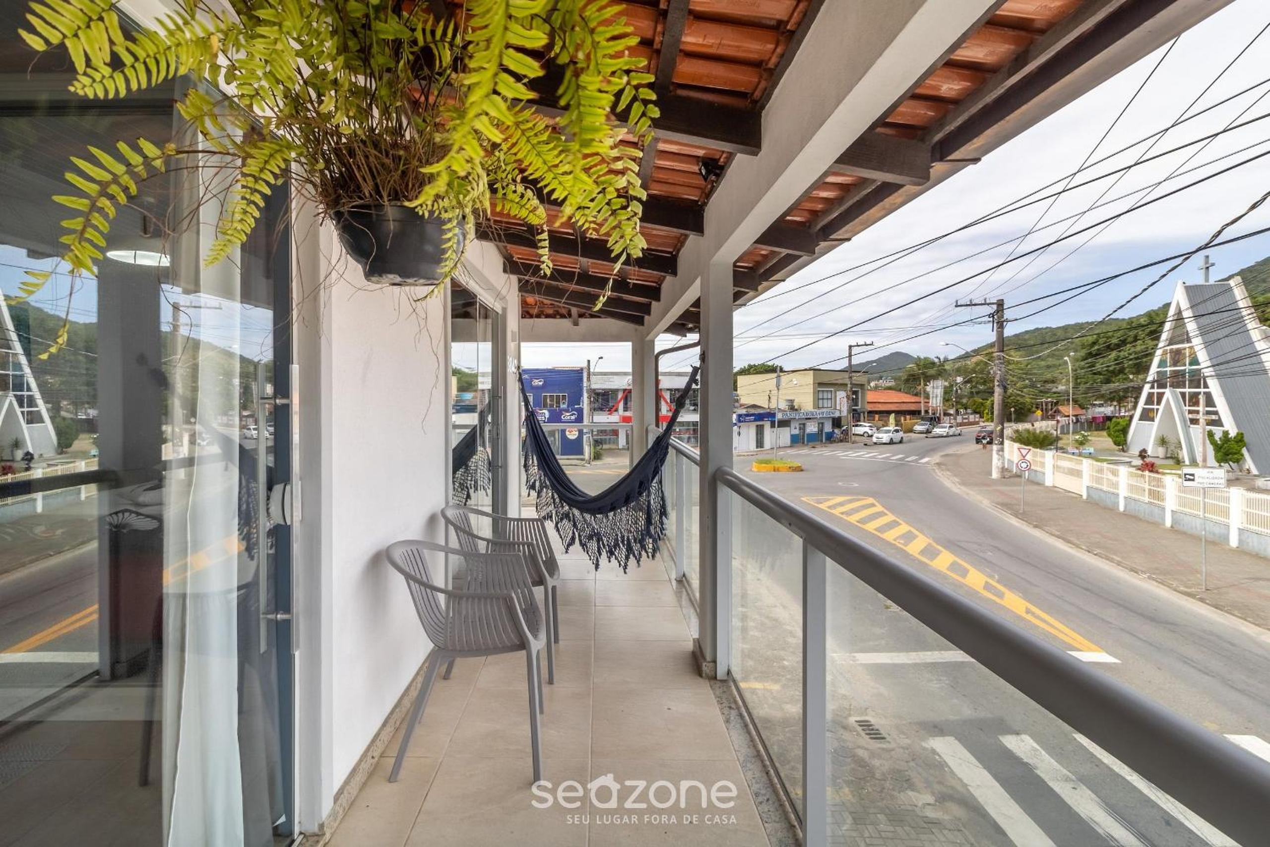 Apt w/ balcony, 3 bedrooms close to beach RSU3842