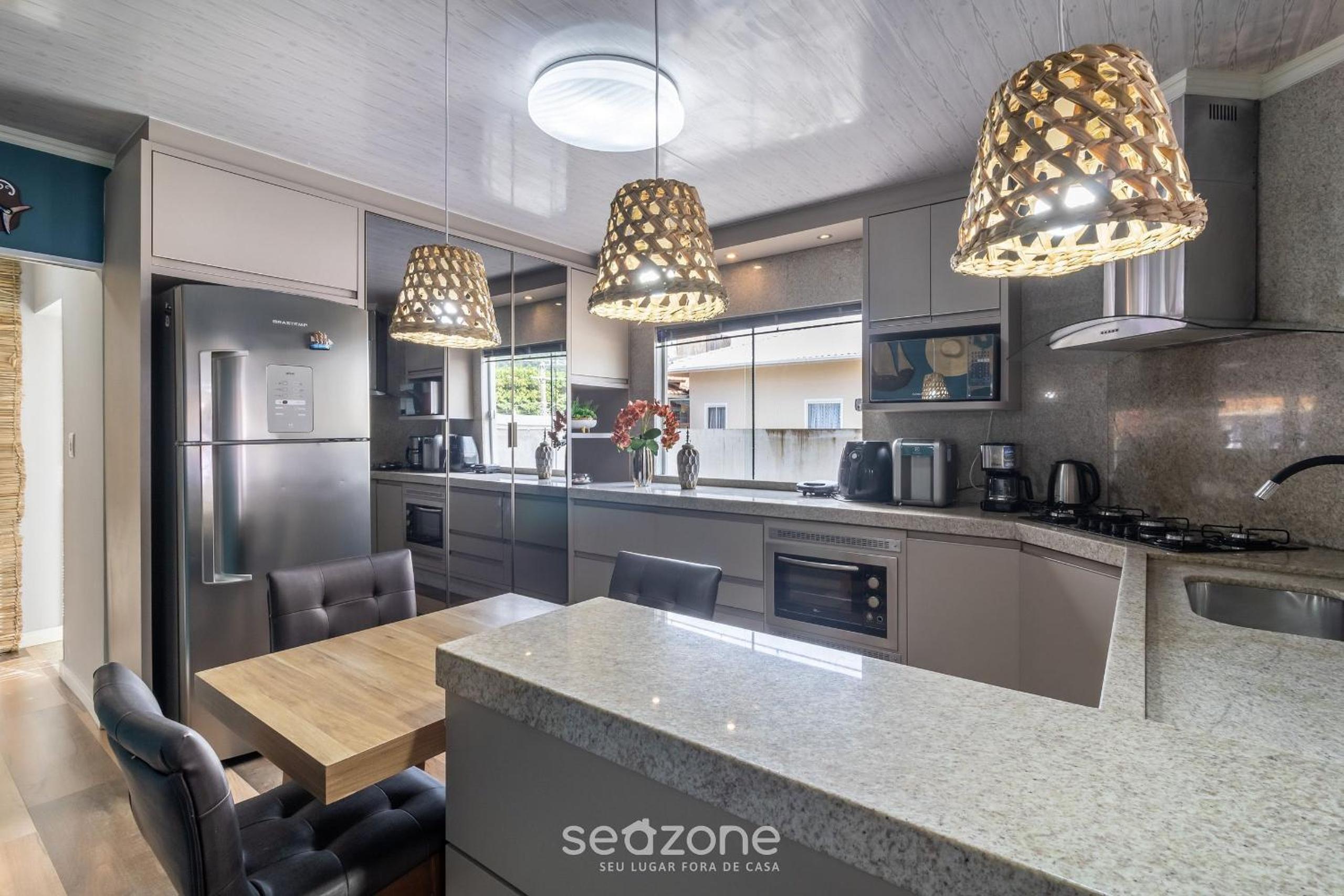 Apt w/ balcony, 3 bedrooms close to beach RSU3842