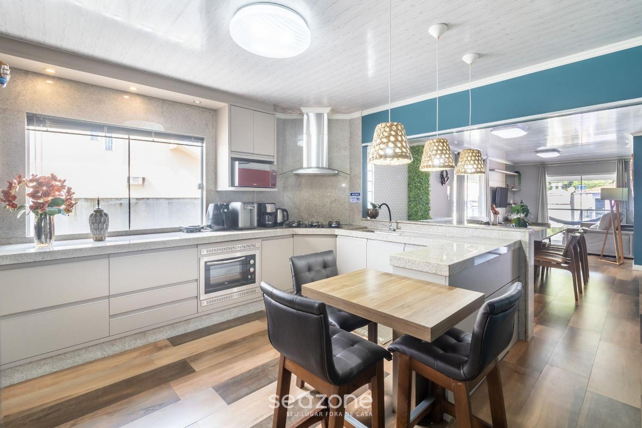 Apt w/ balcony, 3 bedrooms close to beach RSU3842