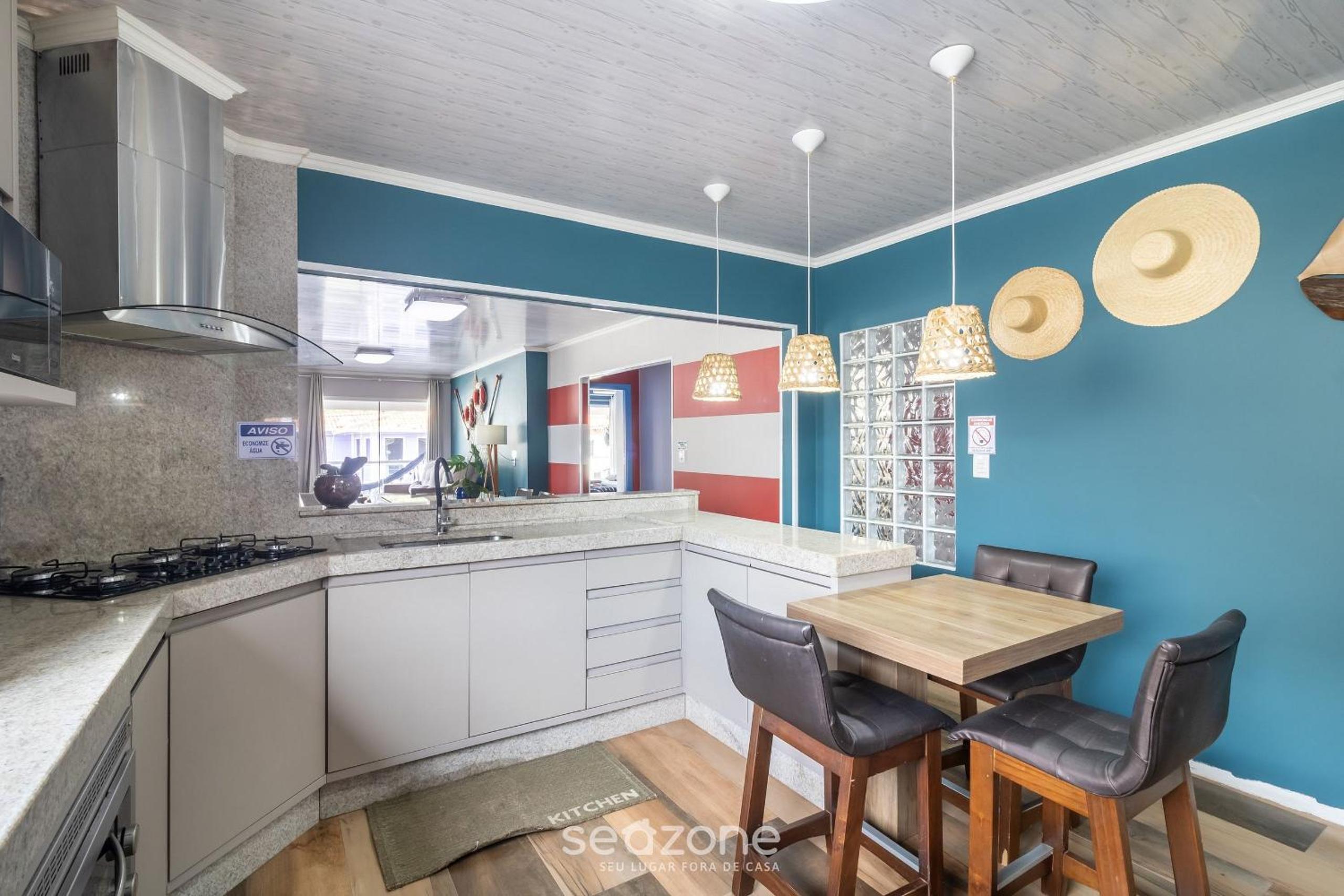 Apt w/ balcony, 3 bedrooms close to beach RSU3842
