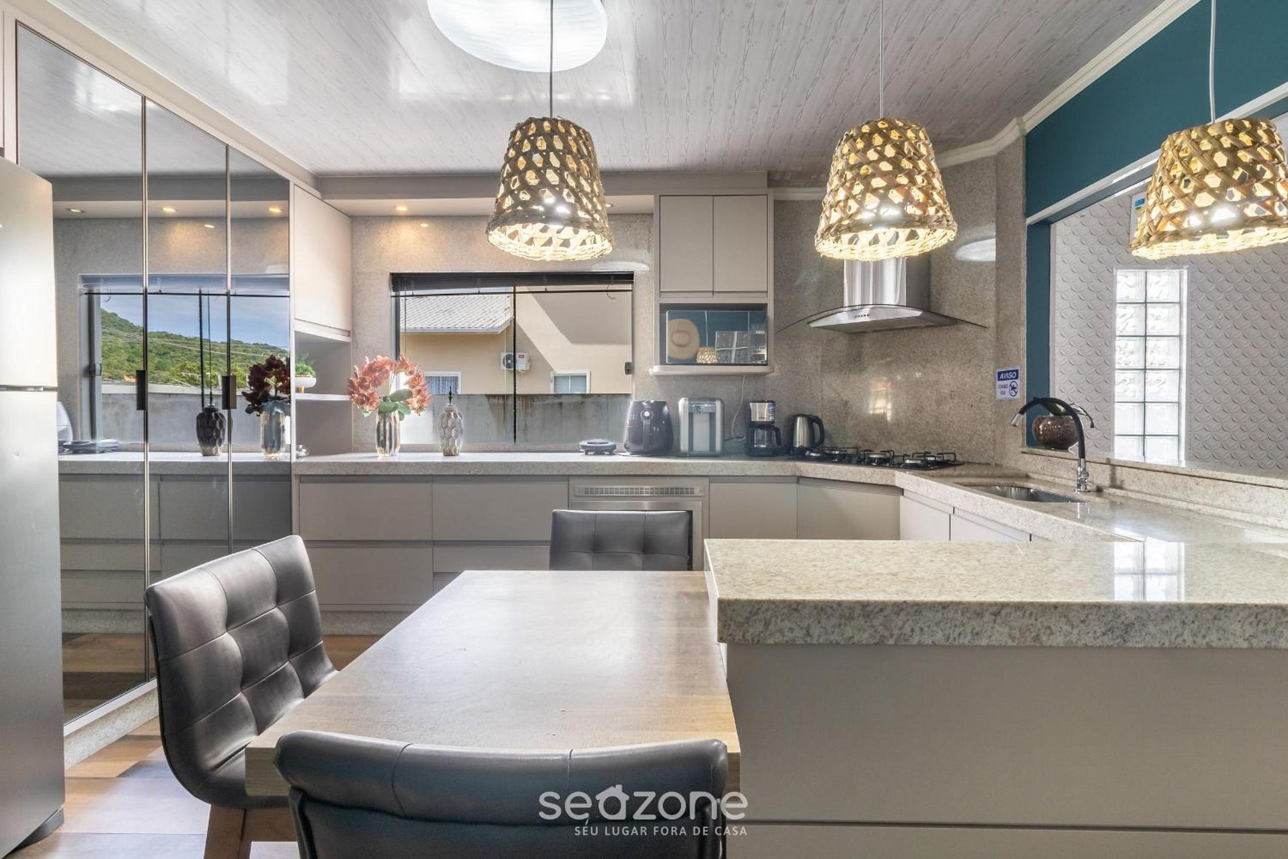 Apt w/ balcony, 3 bedrooms close to beach RSU3842