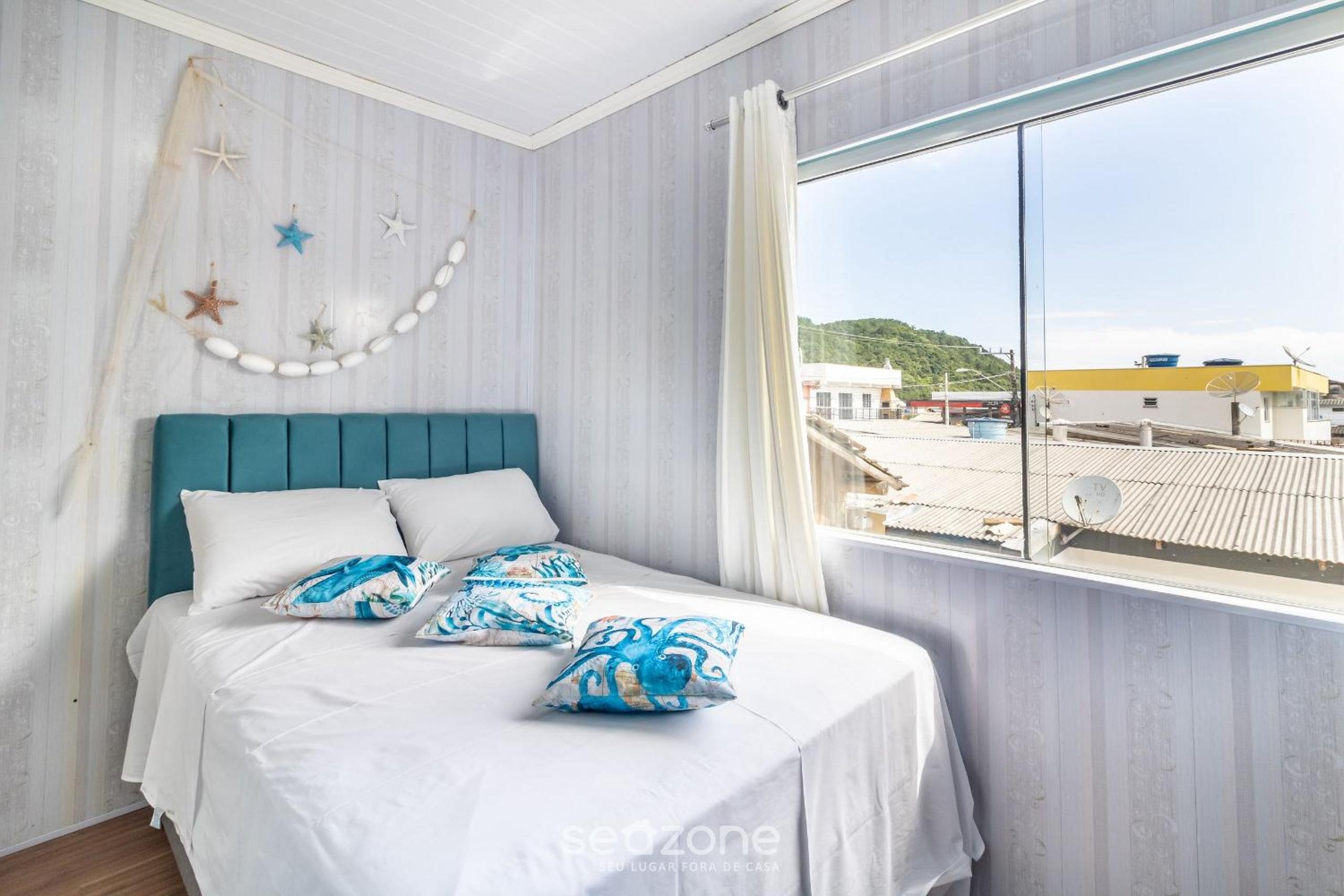 Apt w/ balcony, 3 bedrooms close to beach RSU3842