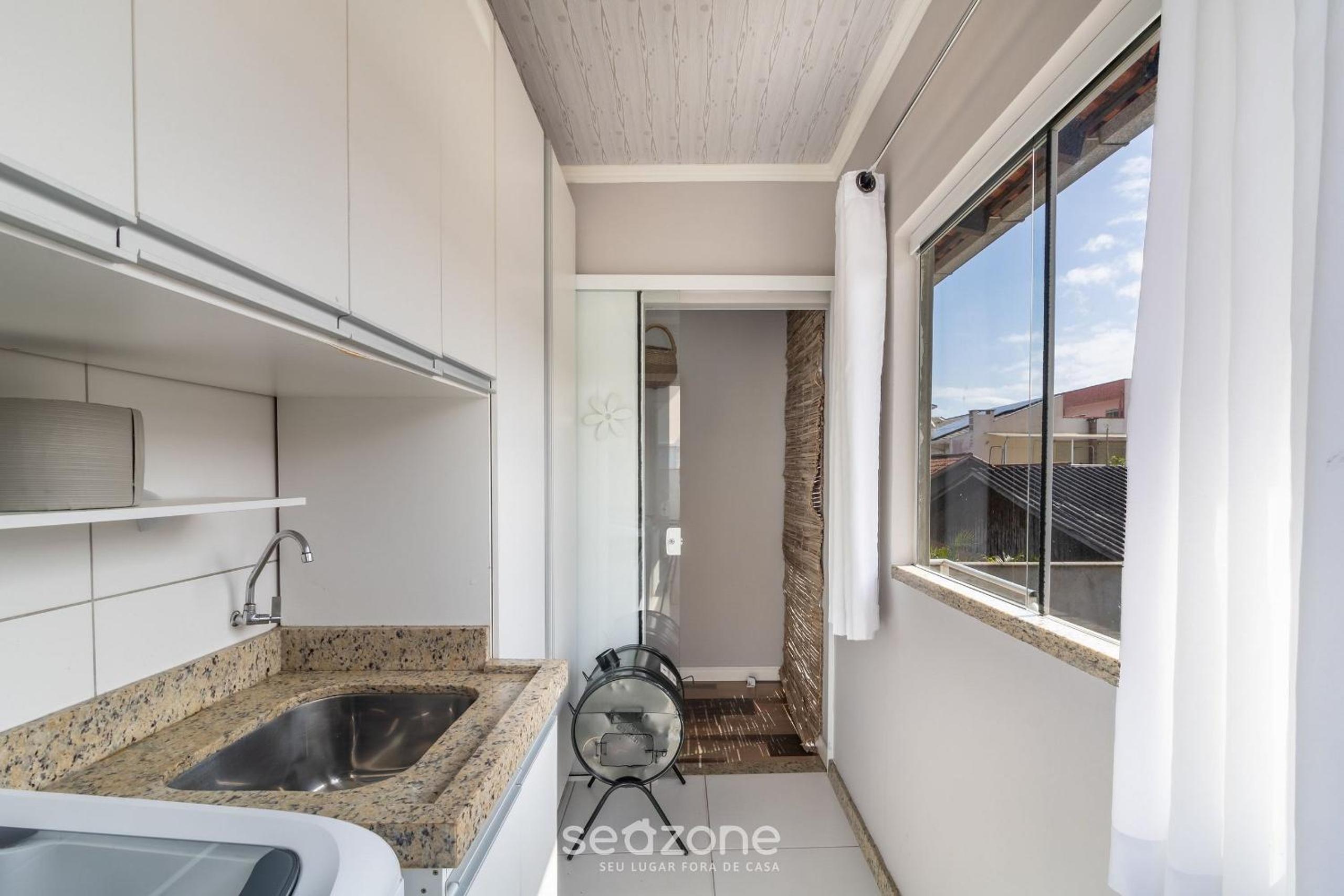 Apt w/ balcony, 3 bedrooms close to beach RSU3842
