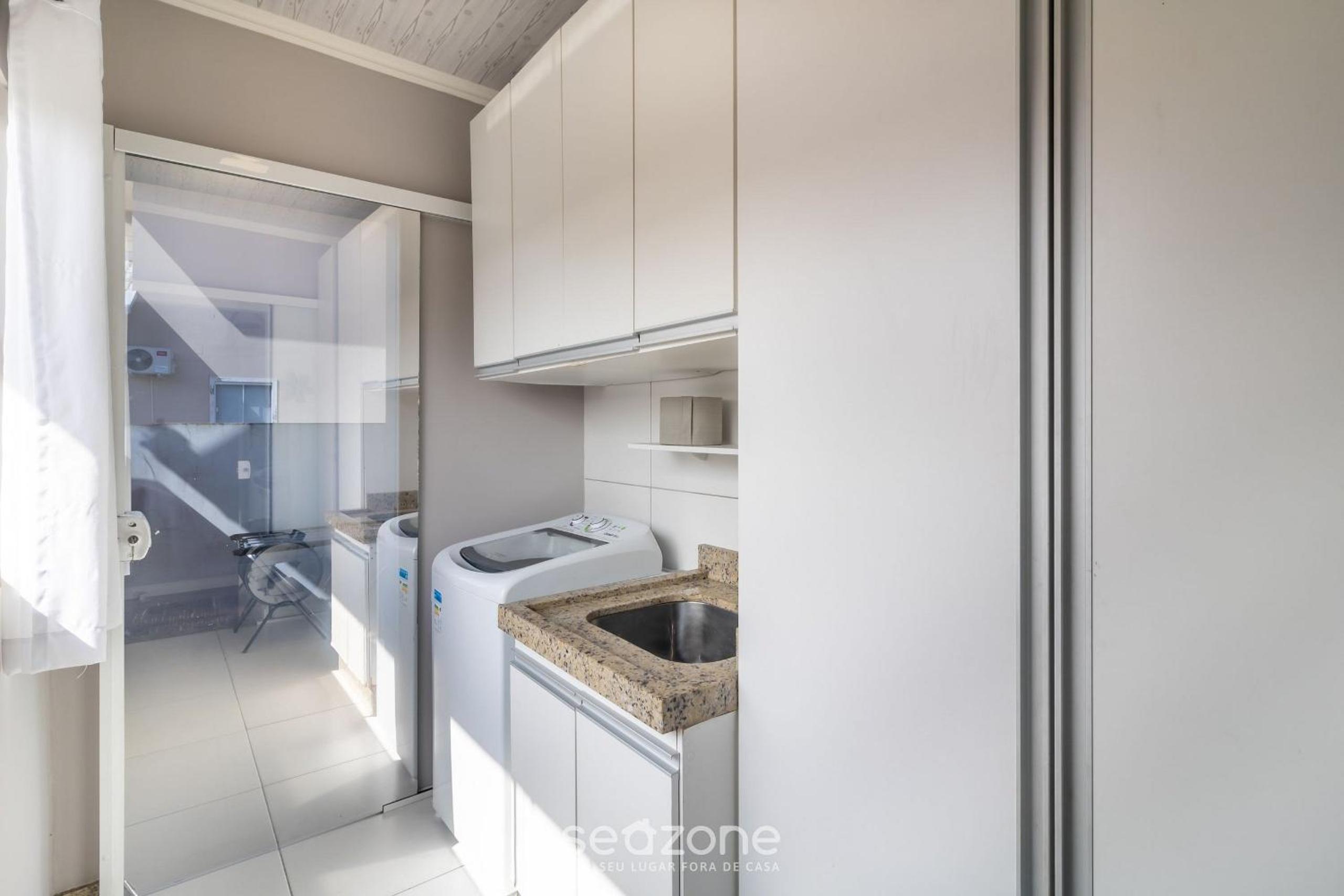 Apt w/ balcony, 3 bedrooms close to beach RSU3842