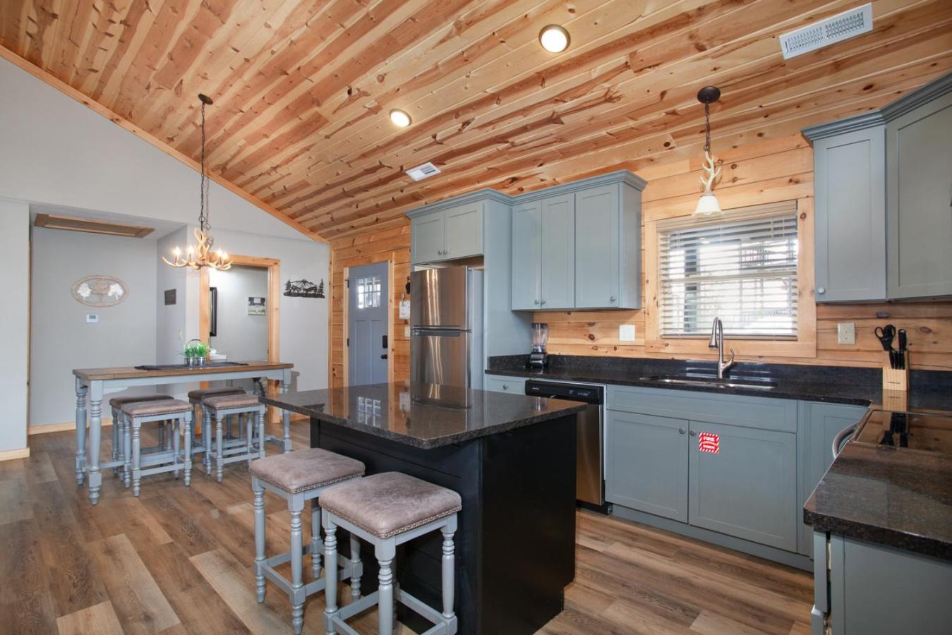 Peaky Woods Cabin Hot Tub Game Room MTN Views