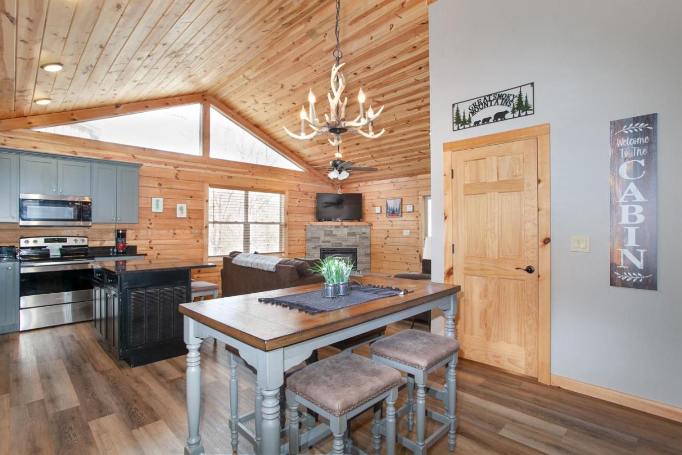 Peaky Woods Cabin Hot Tub Game Room MTN Views