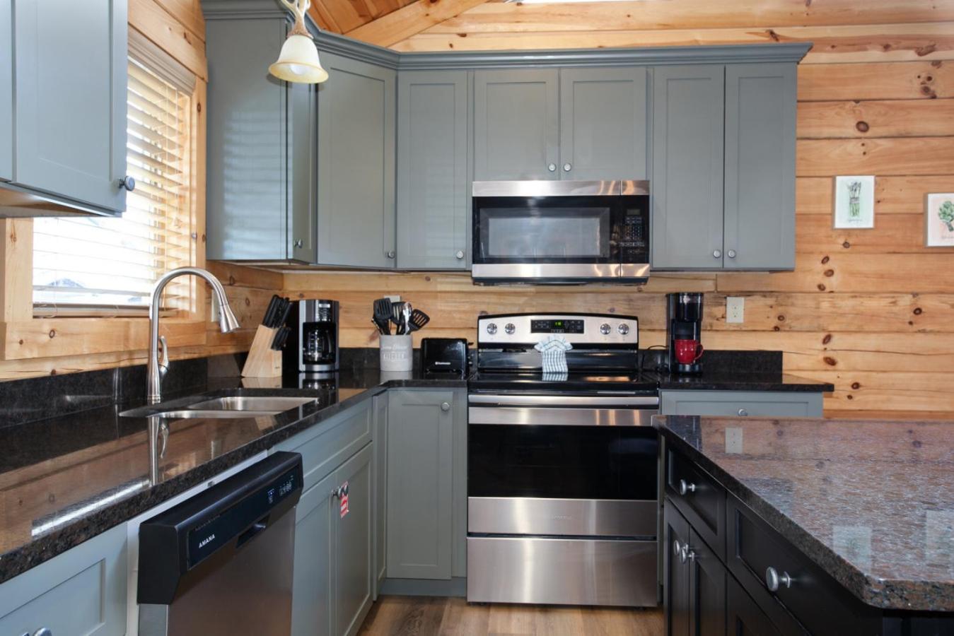 Peaky Woods Cabin Hot Tub Game Room MTN Views