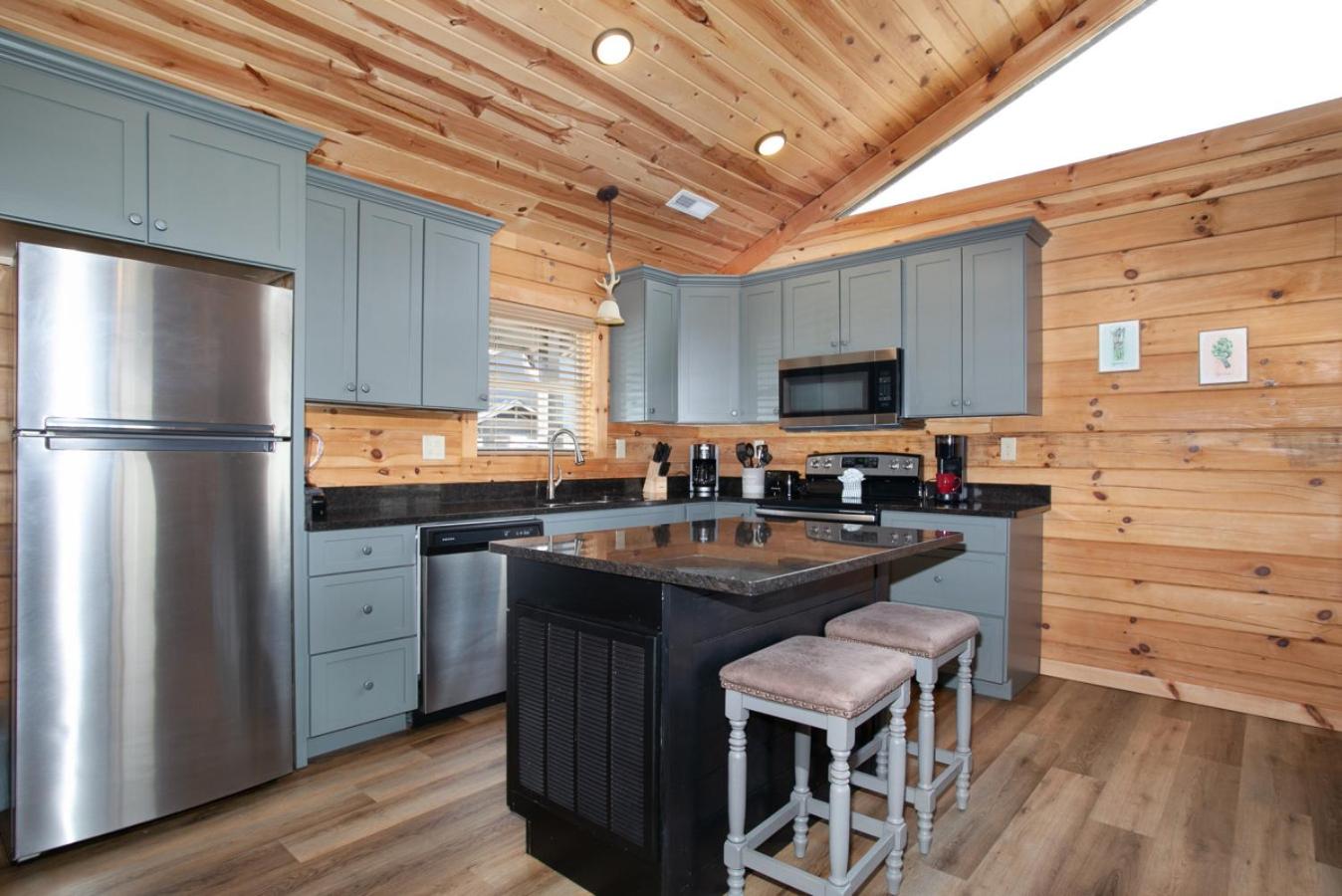 Peaky Woods Cabin Hot Tub Game Room MTN Views
