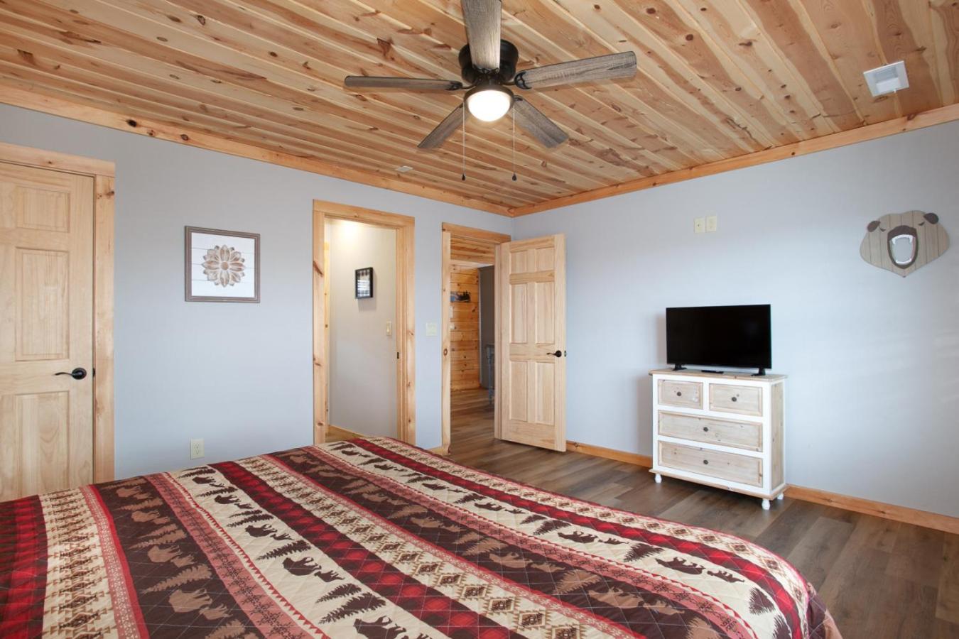 Peaky Woods Cabin Hot Tub Game Room MTN Views