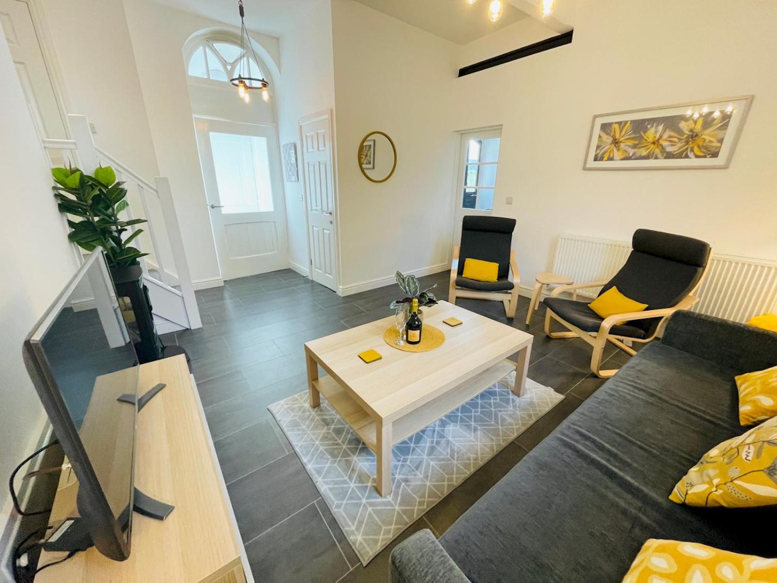 Converted Sunday School for 4 with Views & Garden - Pass the Keys