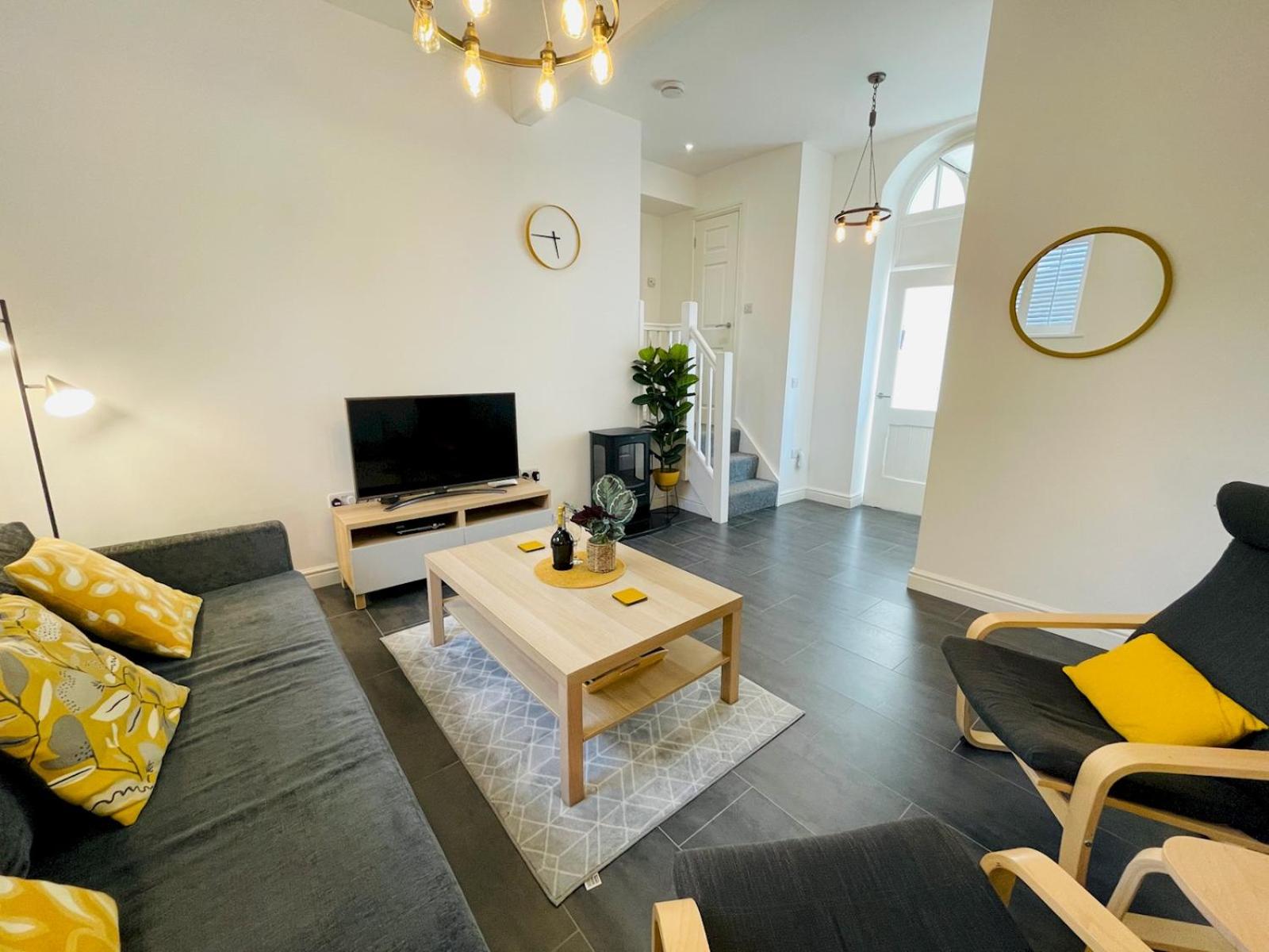 Converted Sunday School for 4 with Views & Garden - Pass the Keys