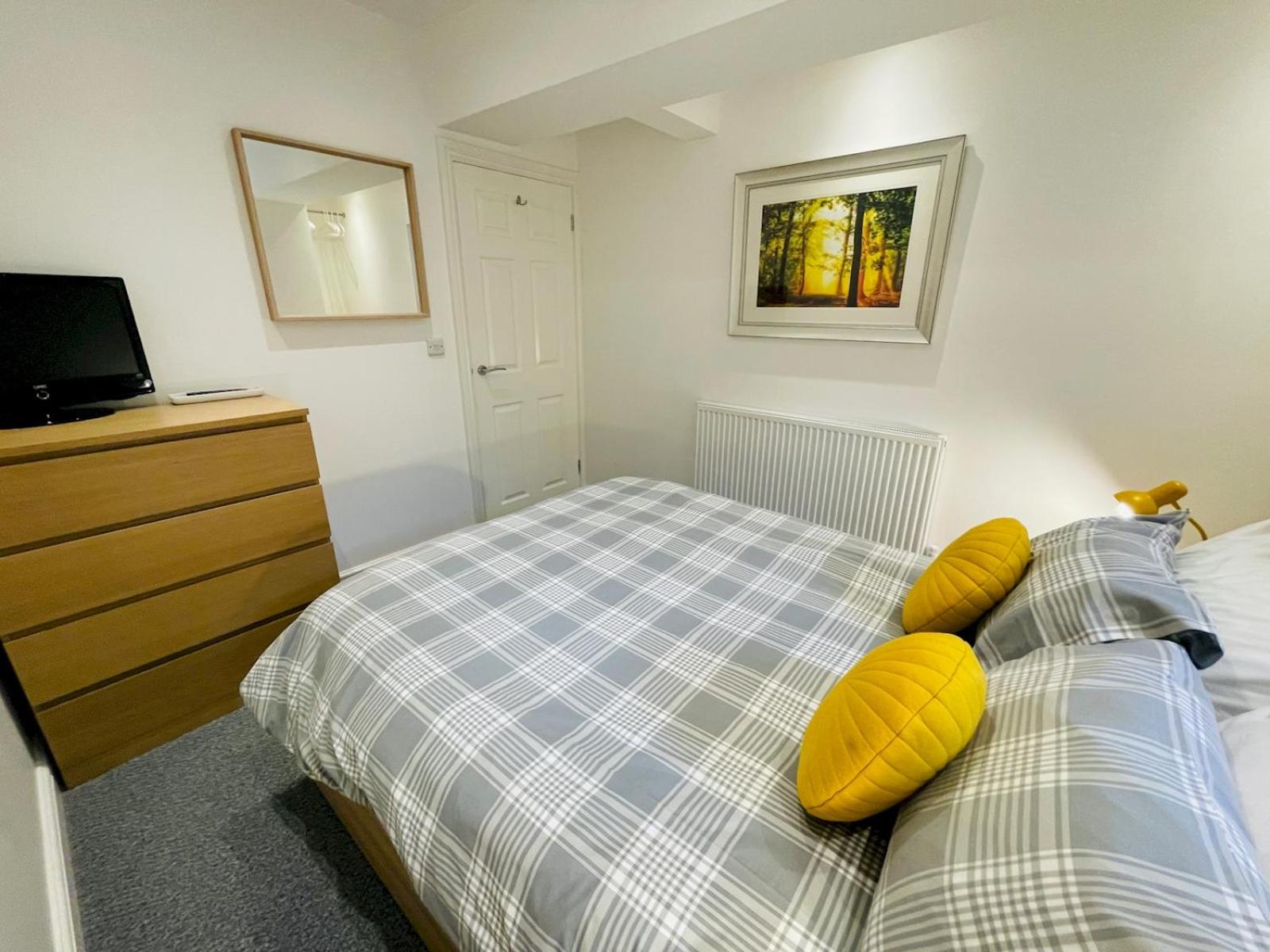 Converted Sunday School for 4 with Views & Garden - Pass the Keys