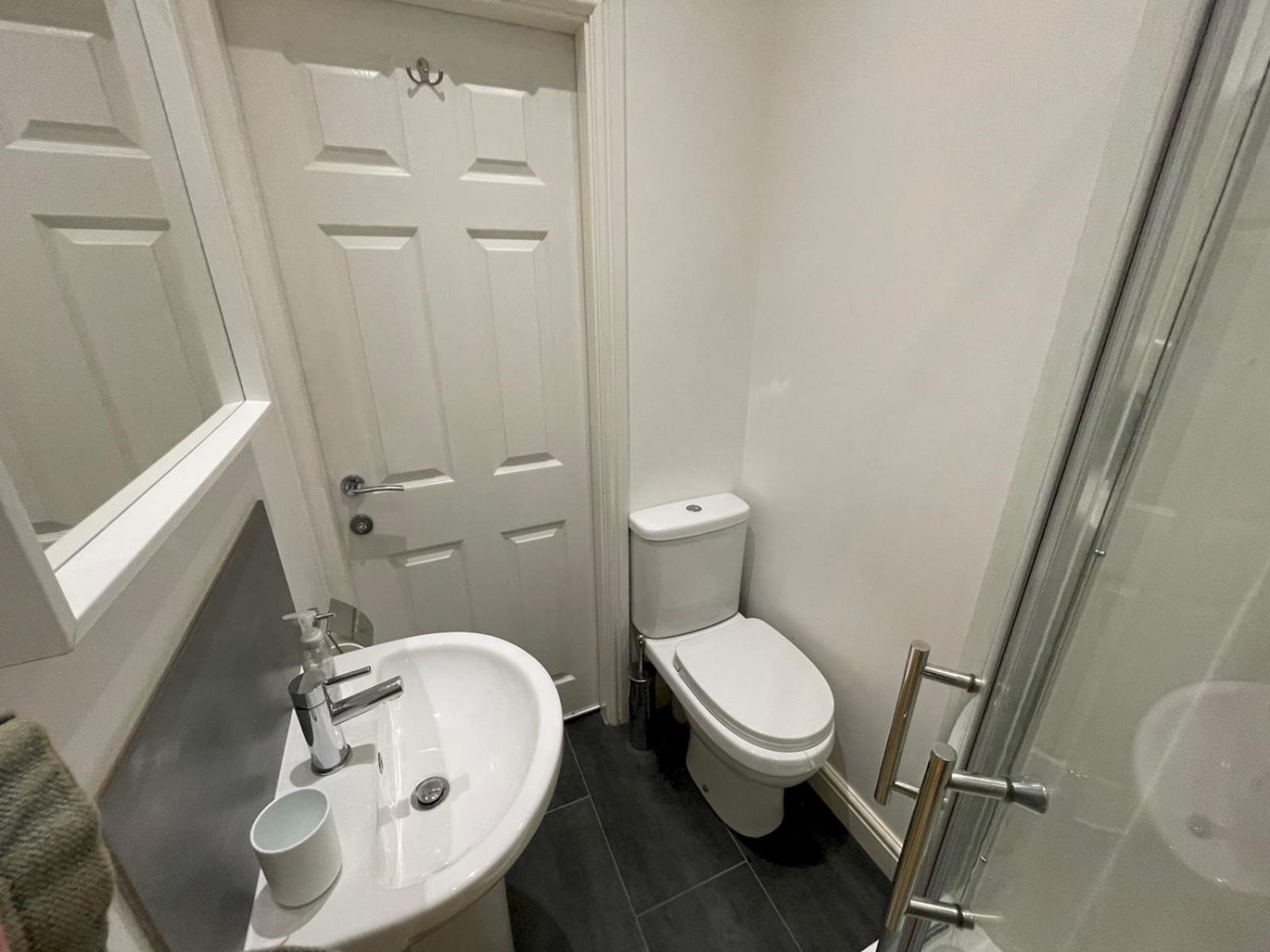 Converted Sunday School for 4 with Views & Garden - Pass the Keys