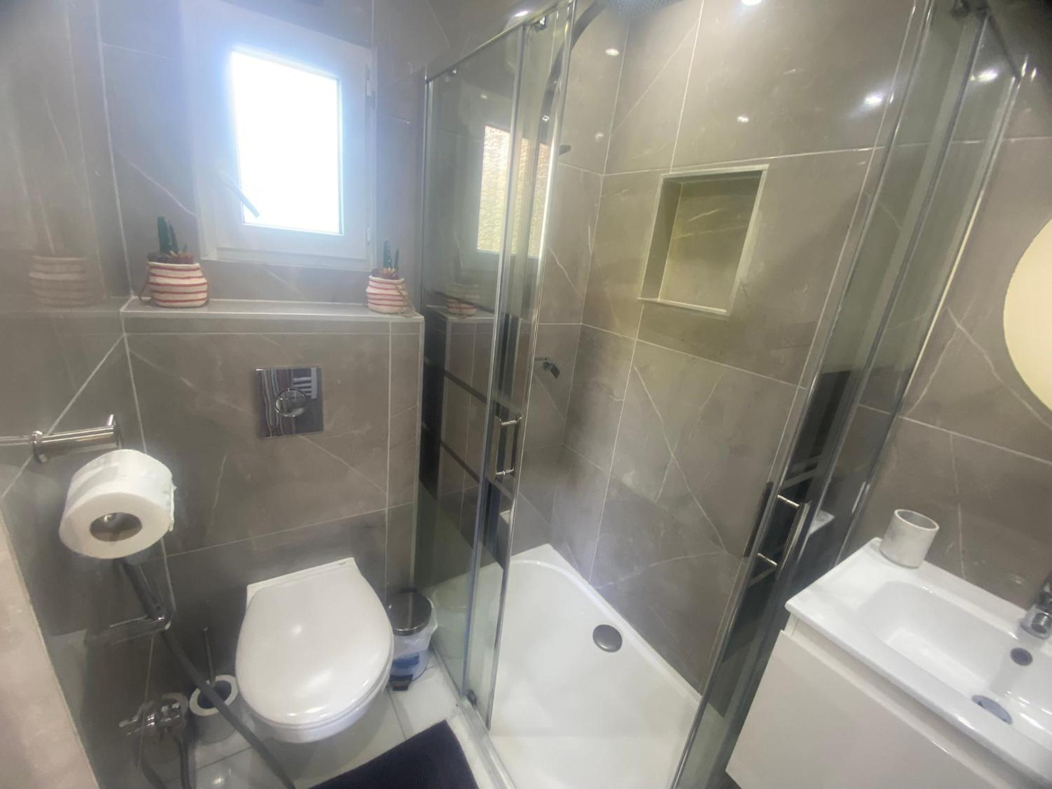 Bas de villa composée d'un 3 pièces et d'un studio avec piscine privée