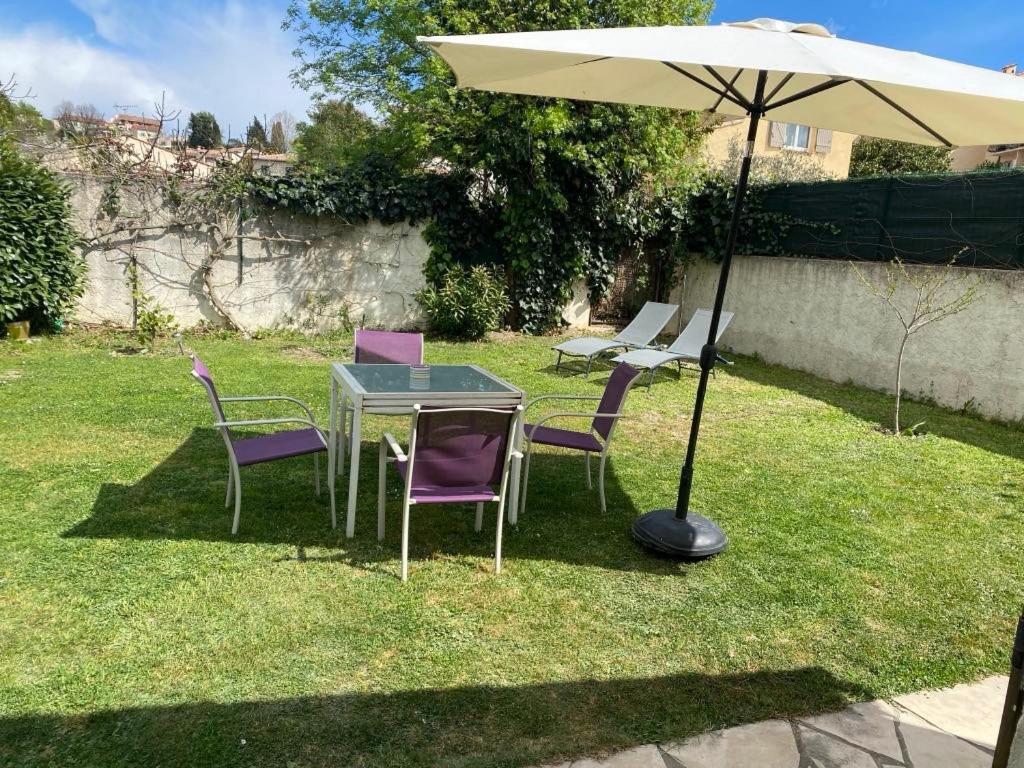 Bas de villa composée d'un 3 pièces et d'un studio avec piscine privée