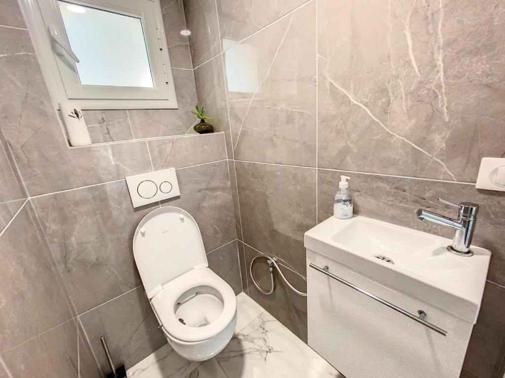 Bas de villa composée d'un 3 pièces et d'un studio avec piscine privée