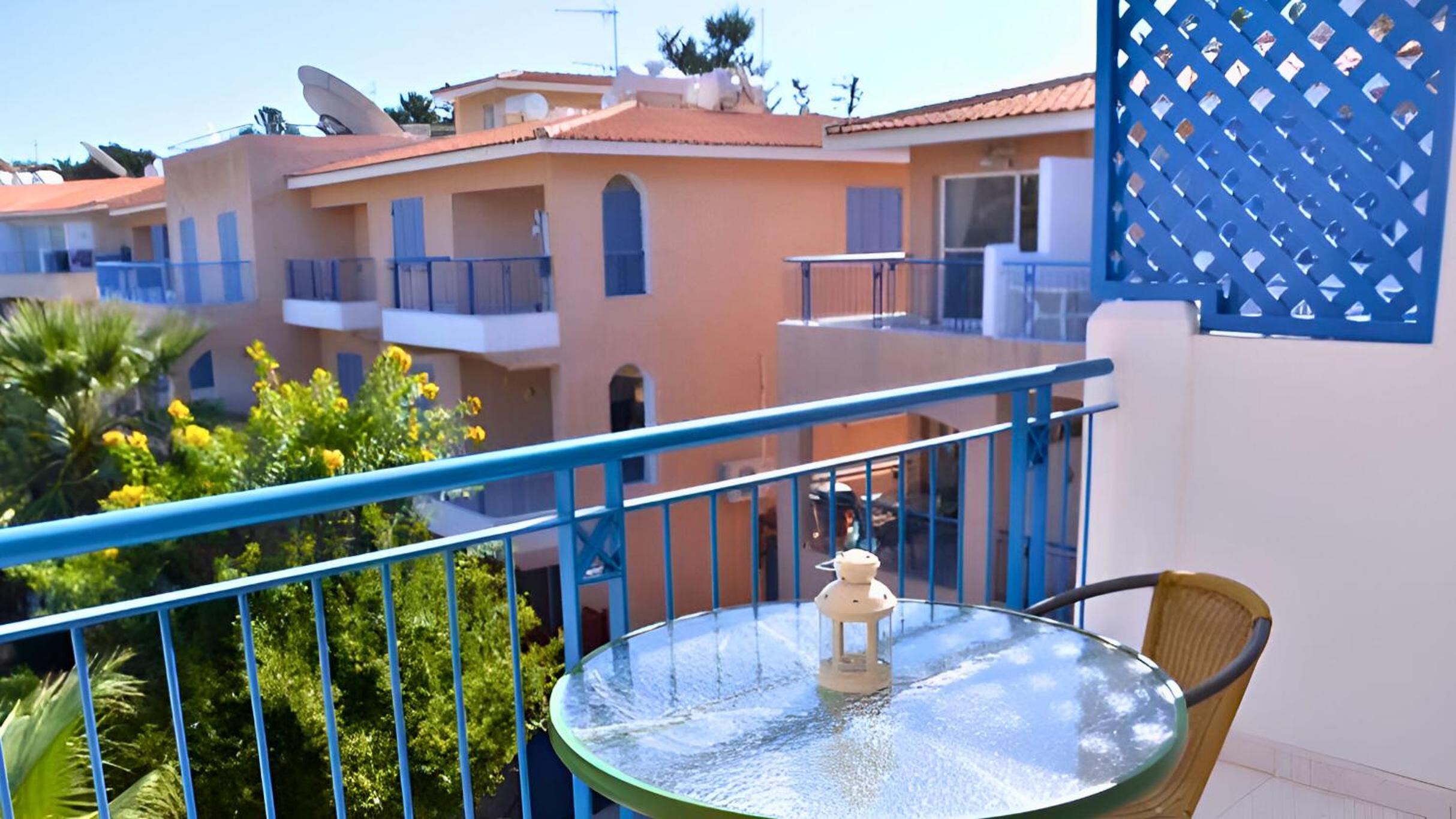 Paradise Gardens Cozy Oasis with AC, WIFI, and pool