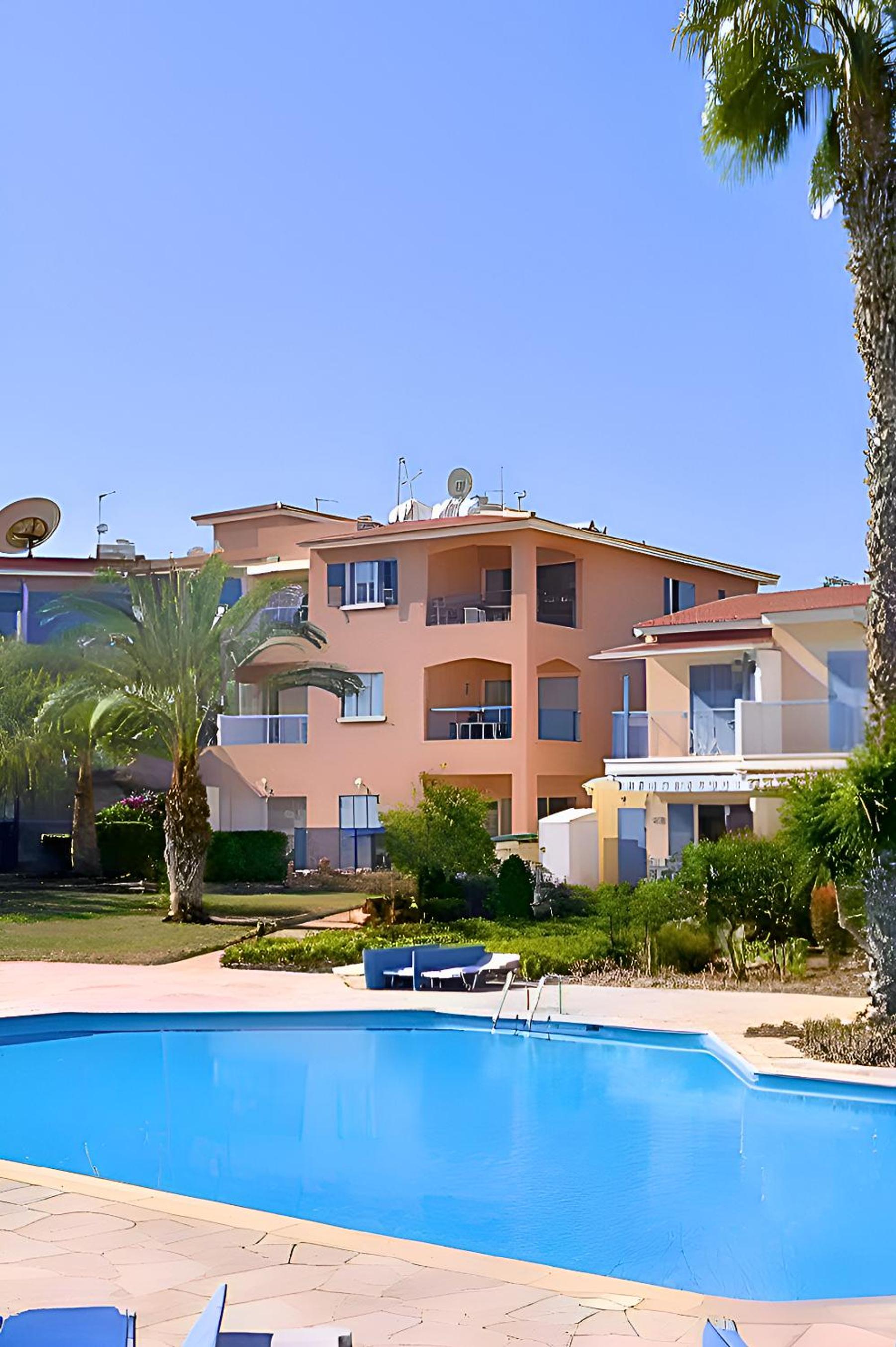 Paradise Gardens Cozy Oasis with AC, WIFI, and pool