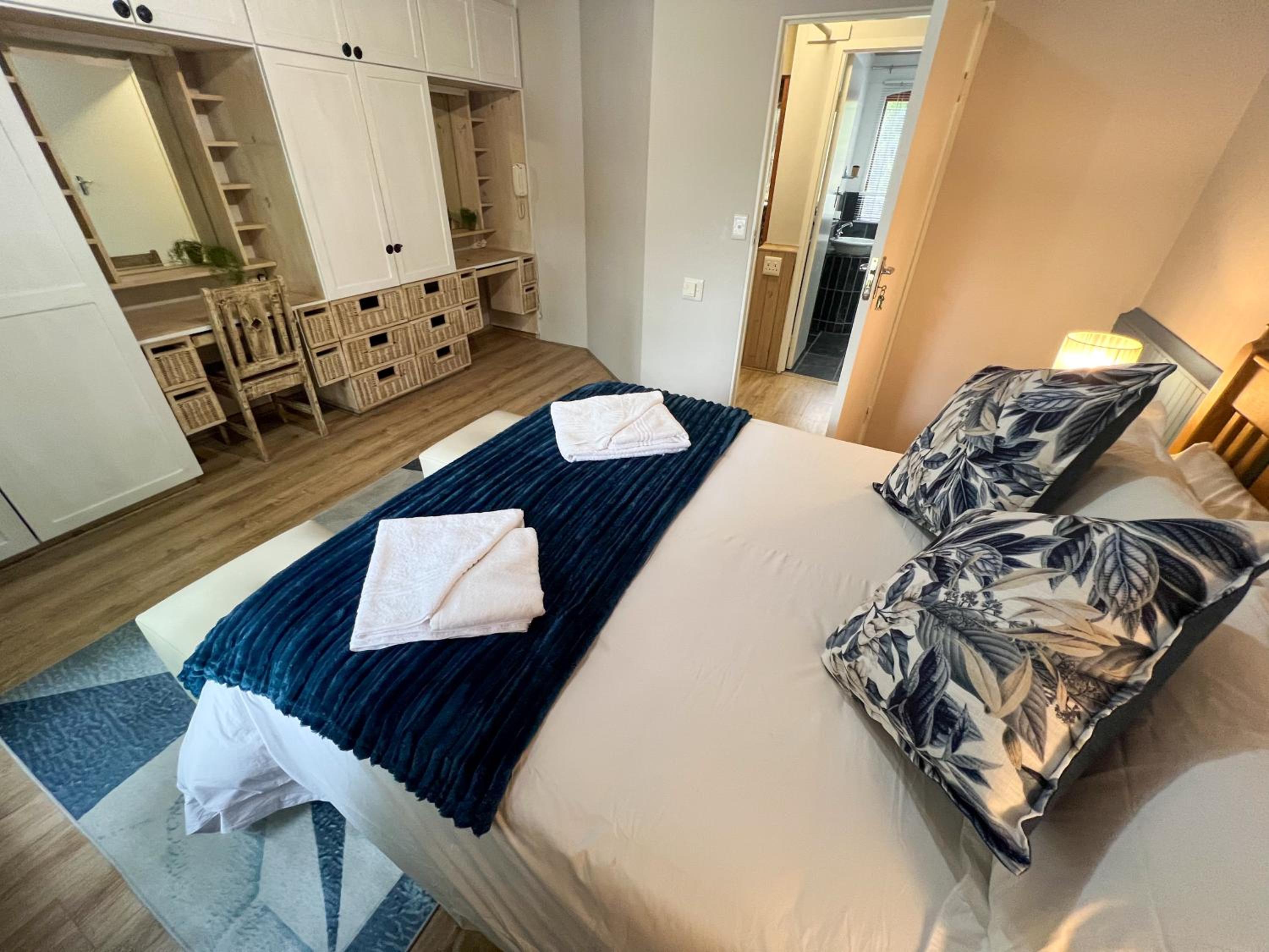 Spacious George self catering apartment for families, golfers, business travellers and couples 1 queen bed 2 sleeper couches