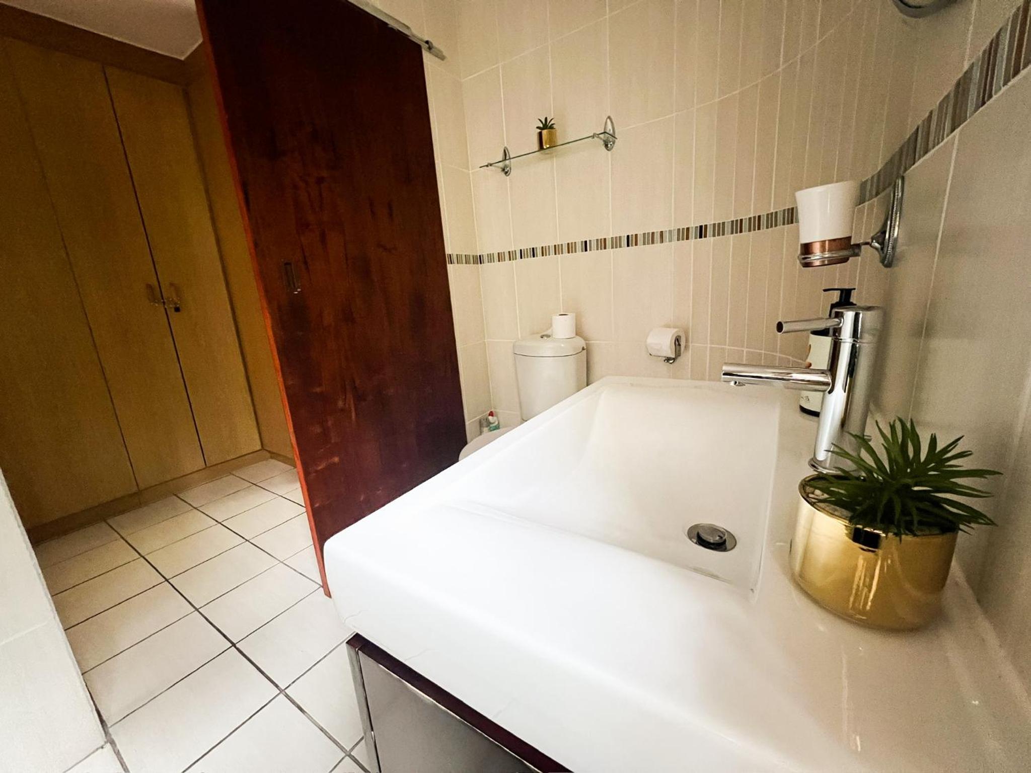 Spacious George self catering apartment for families, golfers, business travellers and couples 1 queen bed 2 sleeper couches