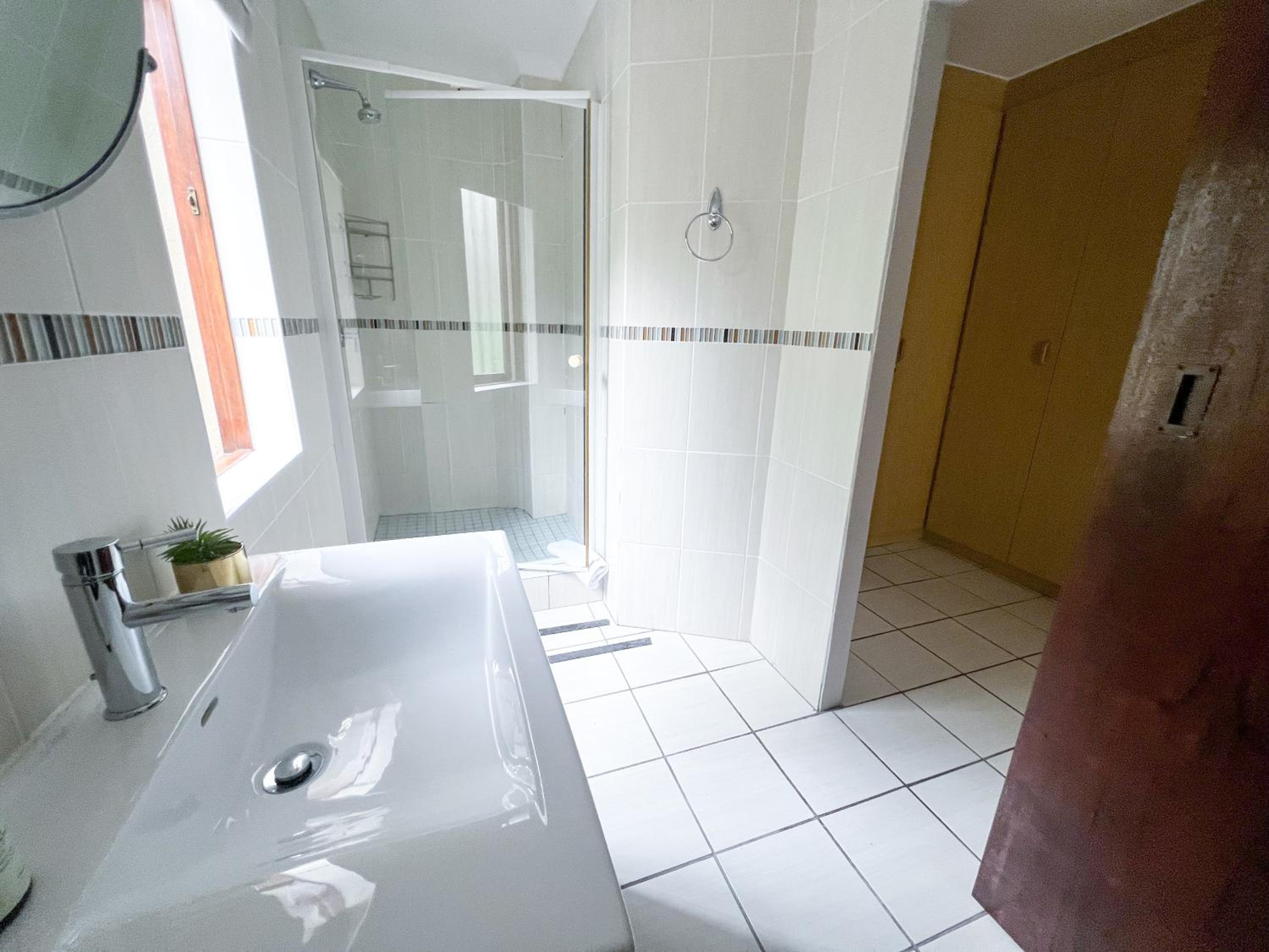 Spacious George self catering apartment for families, golfers, business travellers and couples 1 queen bed 2 sleeper couches