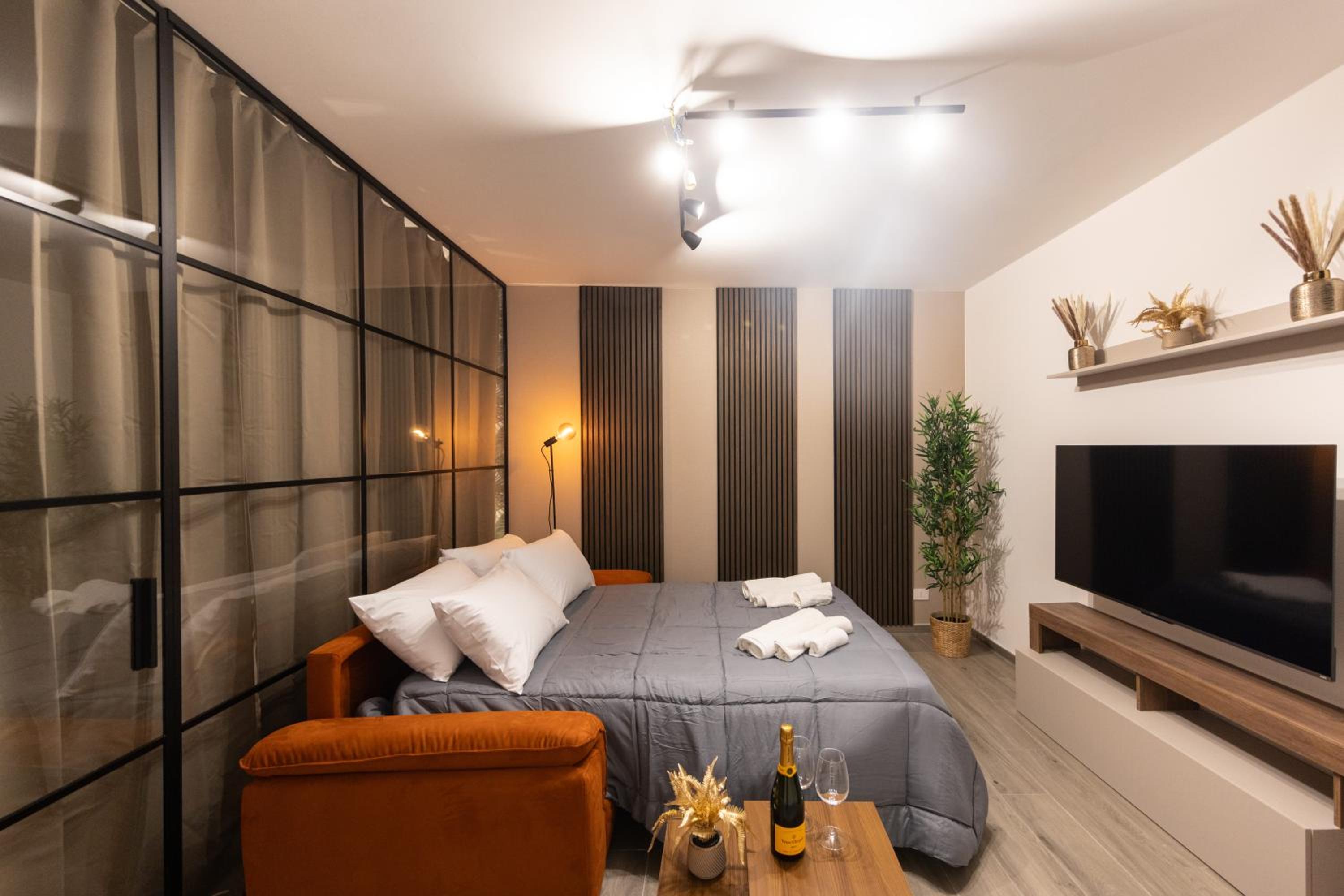 Urban Chic Luxury Suite Apartments